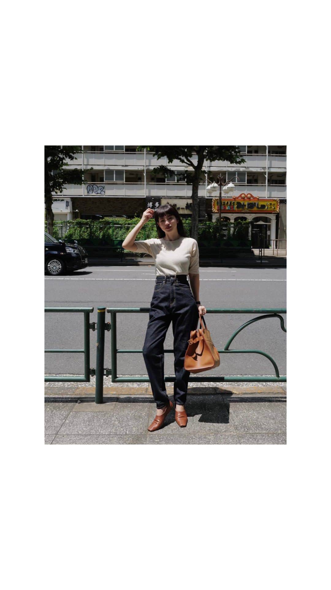 JUNNAのインスタグラム：「脚長バナナ🍌デニム インディゴバージョン  7月13日発売  tops/ #etretokyo denim/ #etretokyo bag/ @maisontherow #margaux  shoes/ #therow」
