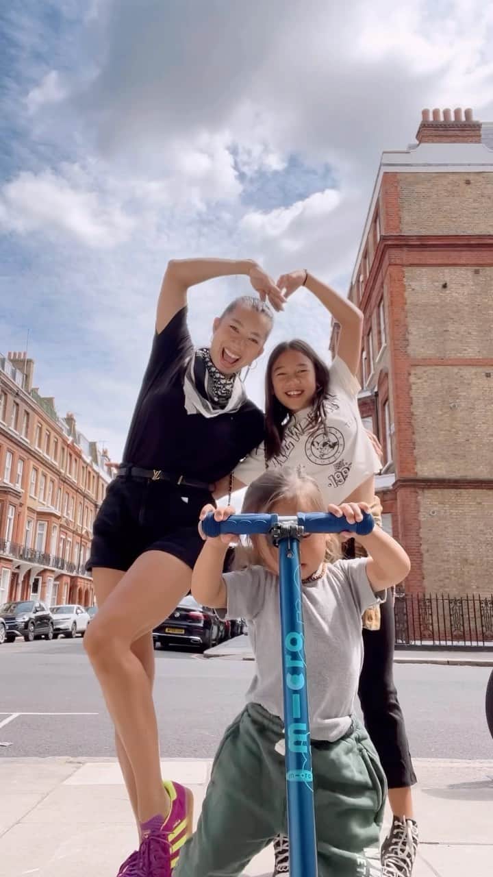 Jennifer Bachdimのインスタグラム：「Little London fit check 💯❤️ #teamBachdim #OOTD」