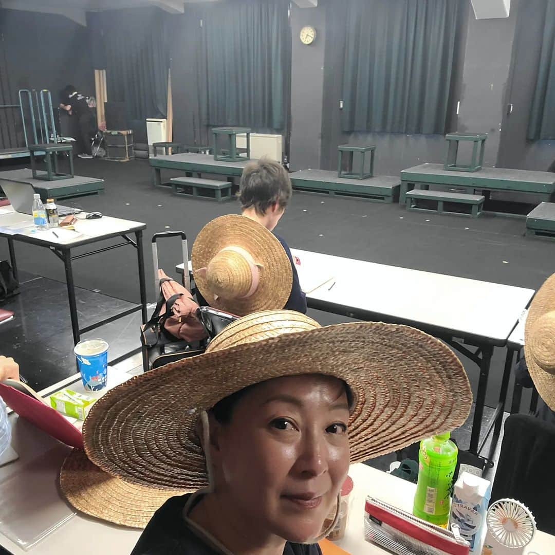 床嶋佳子さんのインスタグラム写真 - (床嶋佳子Instagram)「原爆の朗読劇 『この子たちの夏』稽古始まりました！  皆さん是非劇場にいらしてくださいね。 宜しくお願い致します。 #この子たちの夏」7月2日 16時46分 - yoshiko.tokoshima