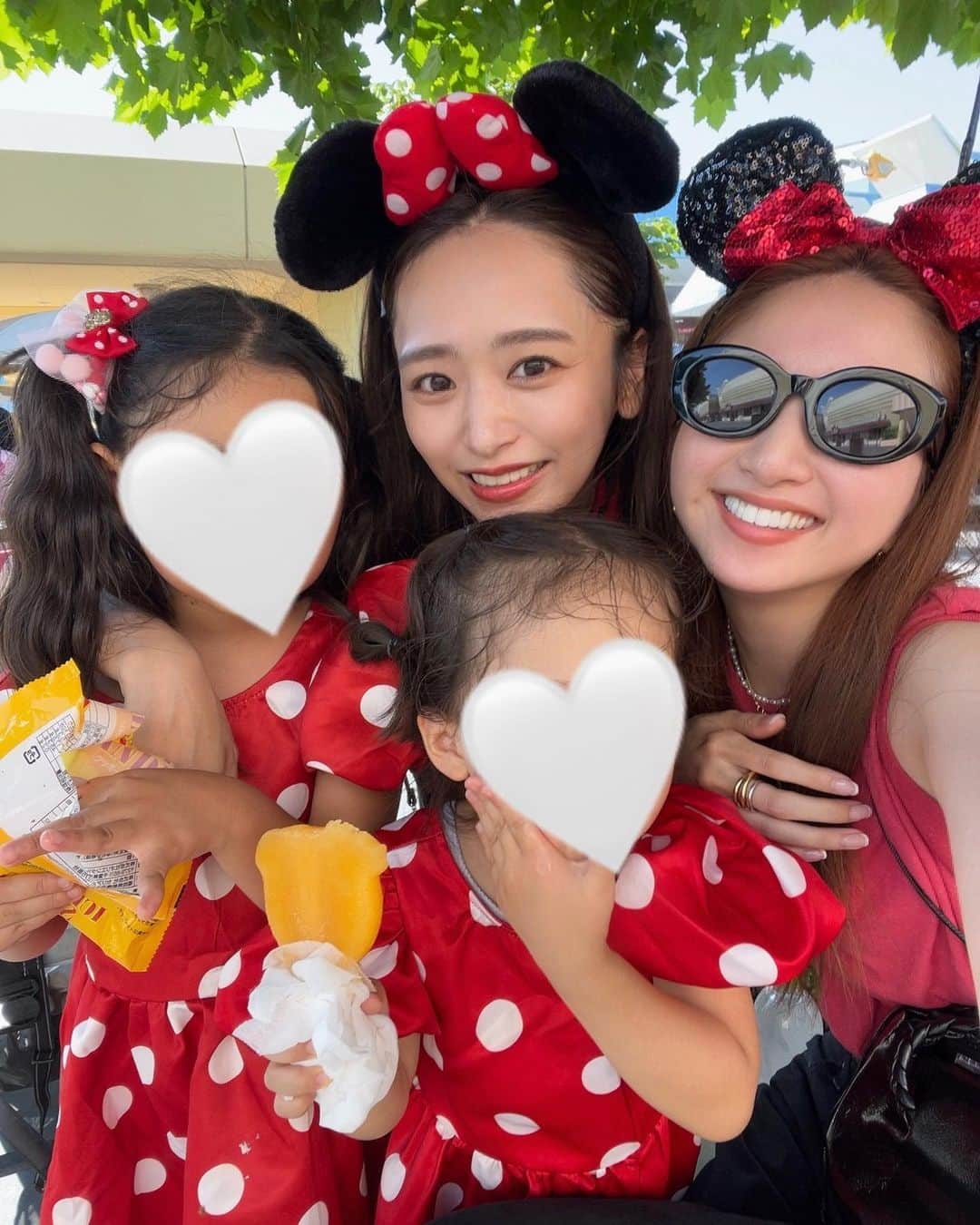 近藤千尋のインスタグラム：「女子4人でディズニー❤️😍❤️ 最高のお天気に恵まれて 子供達も大はしゃぎ🥰🫶🏻 早起きして行ってきました💗💗 美羽も一回もぐずらず(奇跡) 楽しい１日でした🍕 ゆっぴいつもありがとうだよ☺️ 乗り物に乗る時、子供達2人とも ゆっぴと乗りたい！と取り合い😂 ママひとりさみしいからって 十愛が気を遣ってくれてた😂笑💗  明日からまた頑張れるーーーー😍⭐︎ 最強パワースポット‼️‼️」