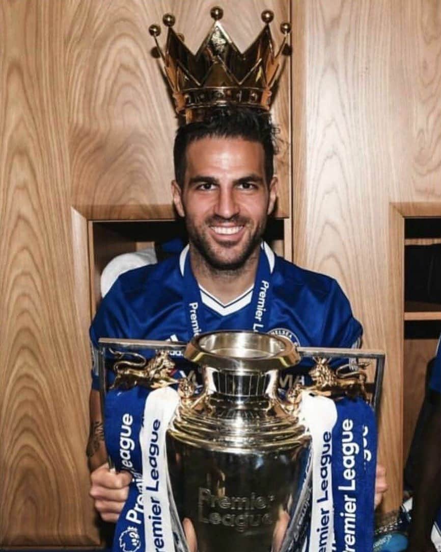 ジョン・テリーのインスタグラム：「@cescf4bregas Congratulations on an UNBELIEVABLE career mate. What a player & great man. It was a pleasure to share the pitch and dressing room with you,enjoy retirement Cesc.💙 I’m looking forward to your next steps in football. You will be a Top manager 🧠⚽️ 💭 LEGEND」