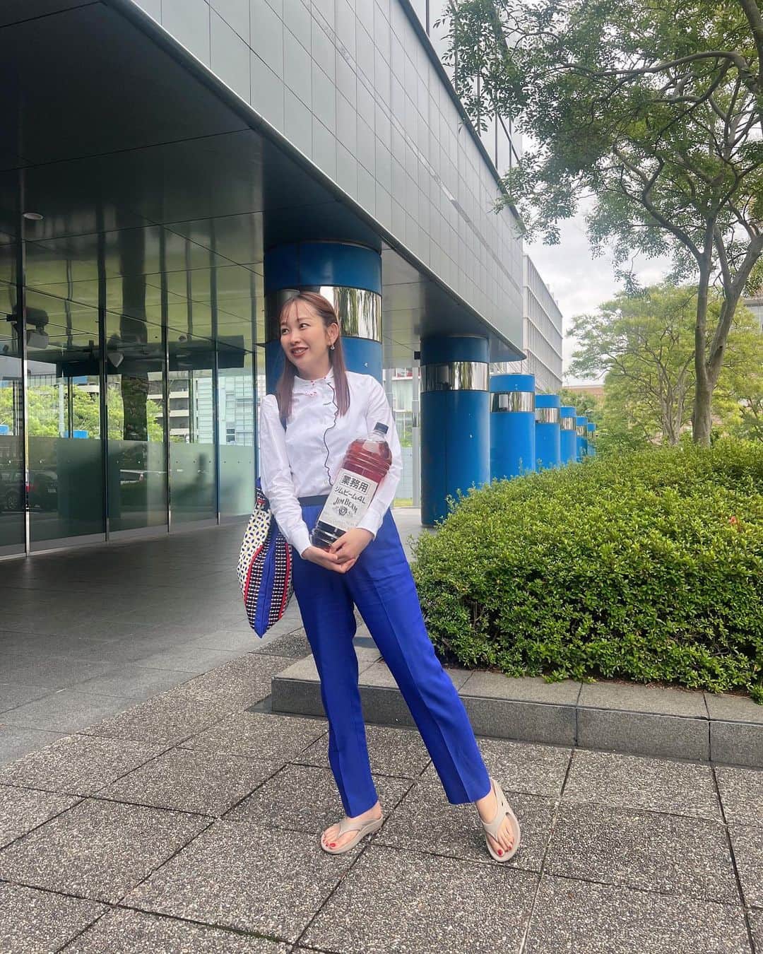 中上真亜子のインスタグラム：「6月の私服たち🍺 今季のものじゃないものあるけど🥲 写真にタグ付けてるよ🦍 すんごいDM来てたレインブーツもアップで撮ってみた」