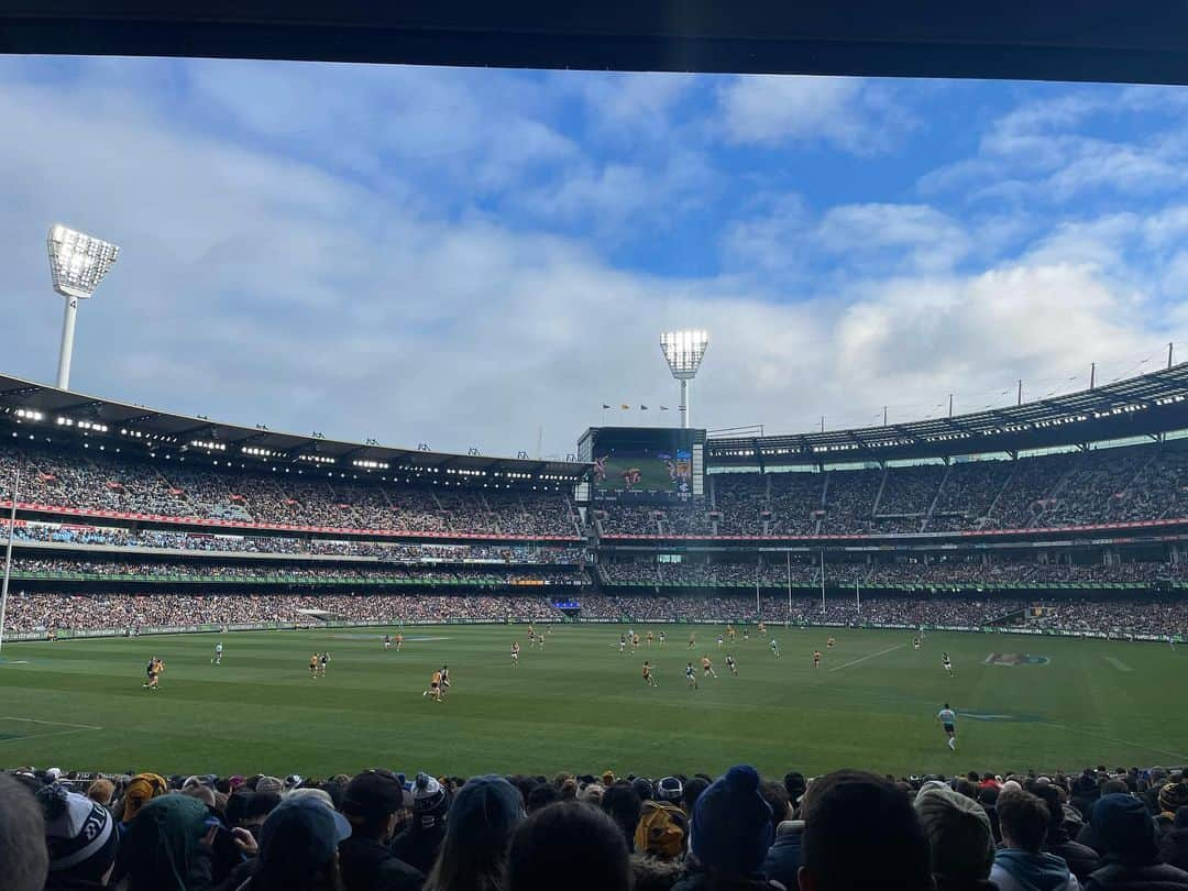 山田愛さんのインスタグラム写真 - (山田愛Instagram)「The first AFL experience🥰🇦🇺✨  #footy #🏉 #aussie #australia #afl   Ps: she got absolutely sugar high after she had Japanese cream sandwich🤍  #オーストラリア #メルボルン #オーストラリア生活」7月2日 15時19分 - aiyamada_