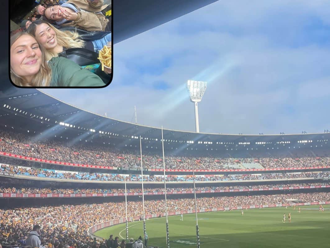 山田愛のインスタグラム：「The first AFL experience🥰🇦🇺✨  #footy #🏉 #aussie #australia #afl   Ps: she got absolutely sugar high after she had Japanese cream sandwich🤍  #オーストラリア #メルボルン #オーストラリア生活」