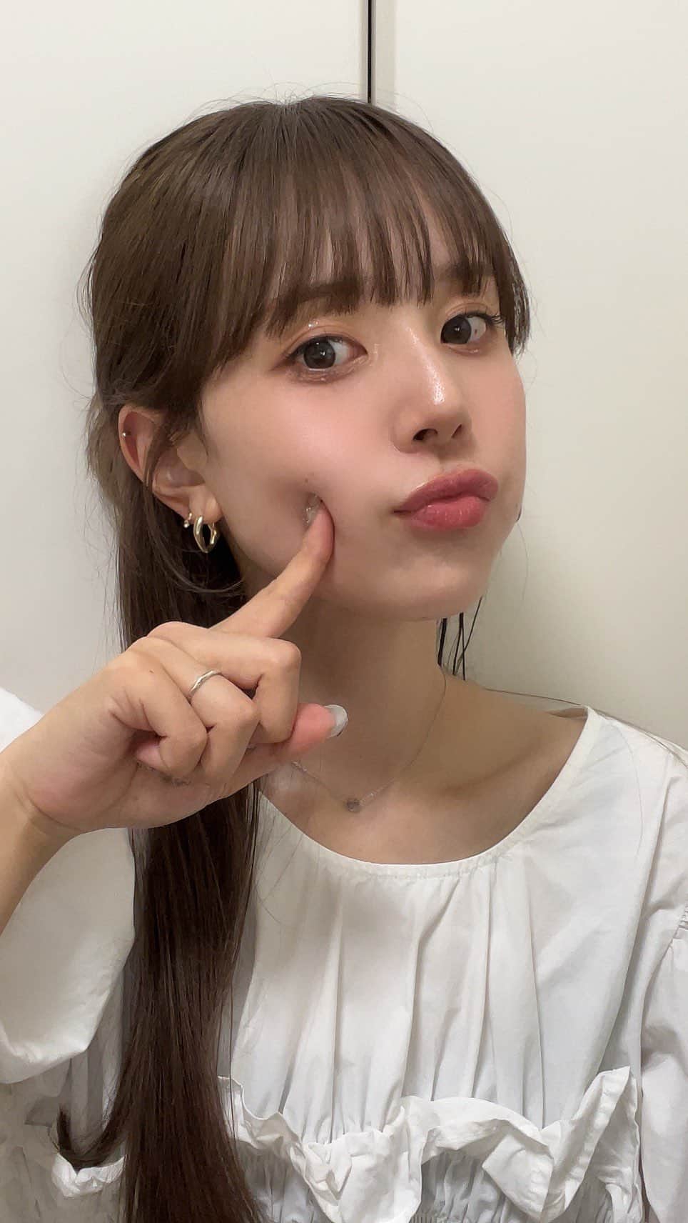 目見田早弥子のインスタグラム：「いつも通りアイロンして 暑かったからハーフアップにした🎀」