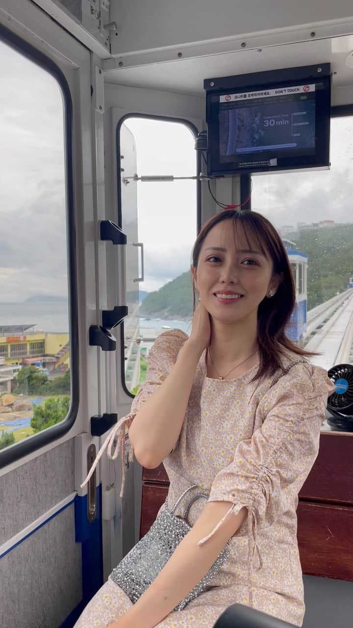 奥仲麻琴のインスタグラム：「. 海雲台ブルーラインパークに行ってきたよ。 スカイカプセルに乗ったよ🚃 カラフルでレトロでとっても可愛かった🟦🔺🟡  #韓国観光公社 #韓国旅行 #visitkoreayear #釜山旅行  @kto.japan」