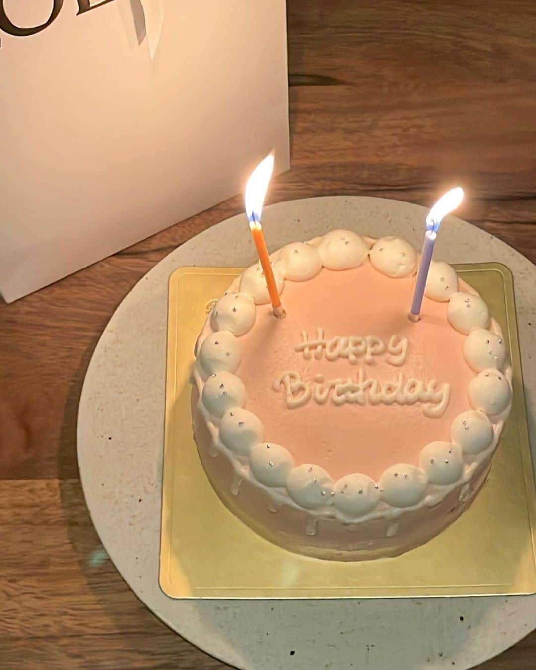 西村香也子のインスタグラム：「. @cakewith_tokyo   大人かわいいケーキ、 デザイン&オーダー自前 しっかり持参スタイル🍰🫶🏻笑  グループラインで 「これ可愛い！あれのほーが可愛い！」 ってデザイン考えるの楽しかったー♩🧑🏻‍🎨  #誕生日ケーキ #オーダーケーキ #センイルケーキ #cakewith_pr」