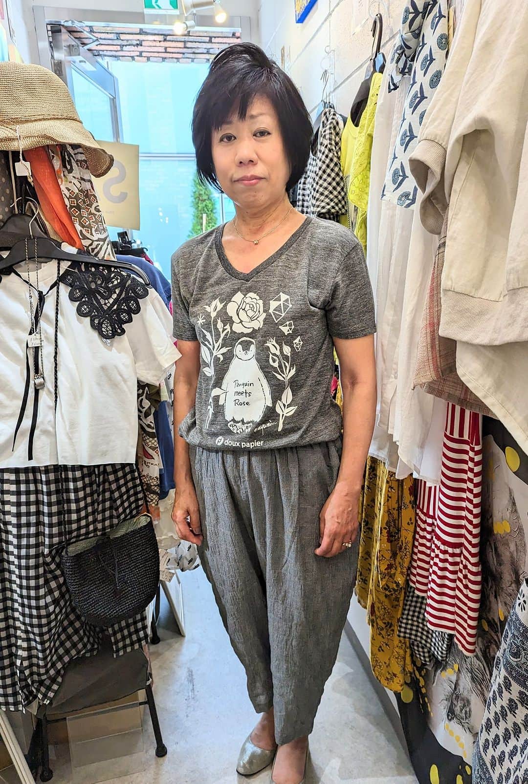 平井富子のインスタグラム：「美容院帰りにヒロコさんがお立ち寄り、、  オープン当時からのお客様友達。サイズも同じで、服の好みも、、  入ったばかりの綿のパンツ、ペンギン柄のTーシャツ、オシャレな帽子を気に入って頂きました。来週の旅行にもピッタリですね～  また、遊びに来てください♥」
