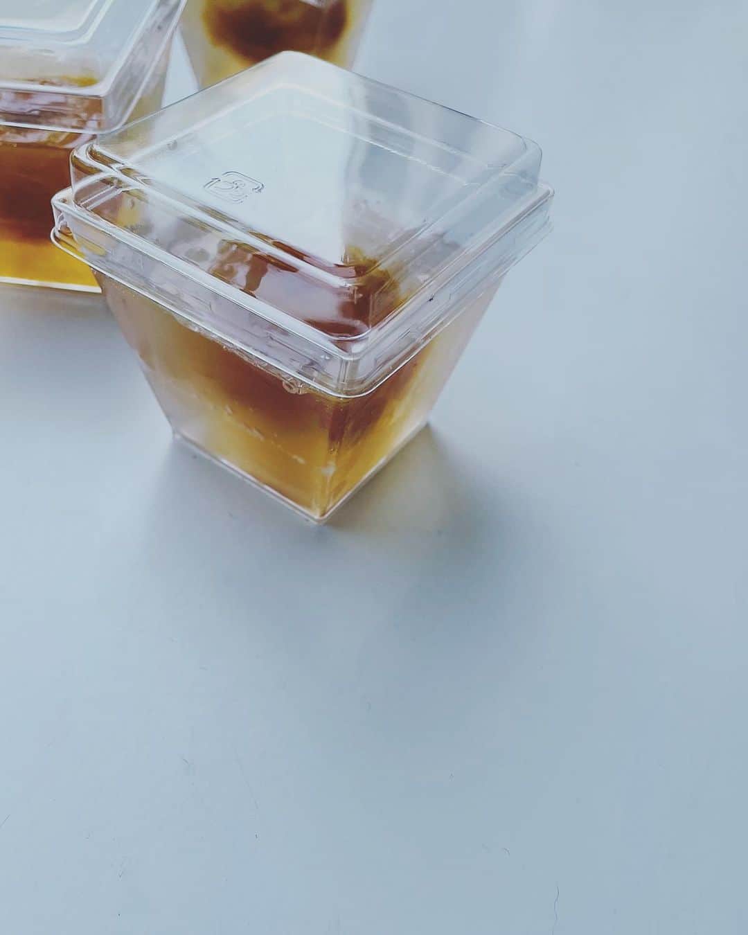 若山曜子さんのインスタグラム写真 - (若山曜子Instagram)「梅のコンポート、たっぷりの割とあっさりしたシロップができるので ゼラチンで固めれば、美味しい梅ゼリーになります。 飲む時よりも濃いめ甘めがコツ。薄ければ蜂蜜を入れたりして調整。 人に差し上げるには梅の種取るべき？と一つとってみたらまんまるにならなくて、これはこのままタネありがいいかも。蓋つきのプラ容器が出てきたので入れてみました。便利！  粉ゼラチン5gで、250mlから300mlの水分を固めてくれますが 酸味が強いとゼリーは少し柔らかくなります。  今年は、梅と砂糖、ワイン少しの水無しでも煮てみようかなーと思ってますが、（保存性が高まりそうだし） コンポートの梅は、これくらいがふっくらしてすこし甘くて、でもきゅんと酸味もあって好みなのでどうかなあ。#完熟#梅仕#はじめての梅しごと手帖　#梅シロップ　#完熟梅のコンポート」7月2日 15時30分 - yoochanpetite