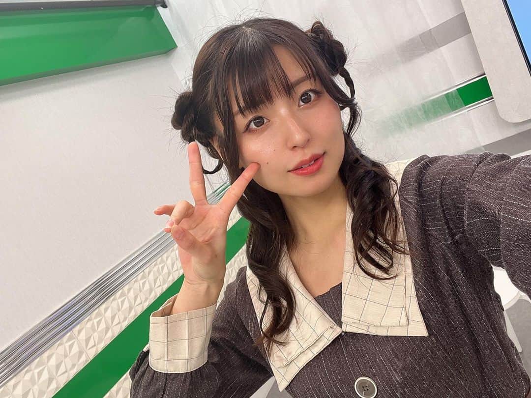 竹本茉莉のインスタグラム：「. メイクさんに大好きなVtuberさん(朝陽にいなちゃん！)の髪の毛にしてくださいってお願いしたときの写真📸メイクさんってすごいなあ😌 . 気づいたら7月でした！暑いね！のんびり頑張りましょ〜」