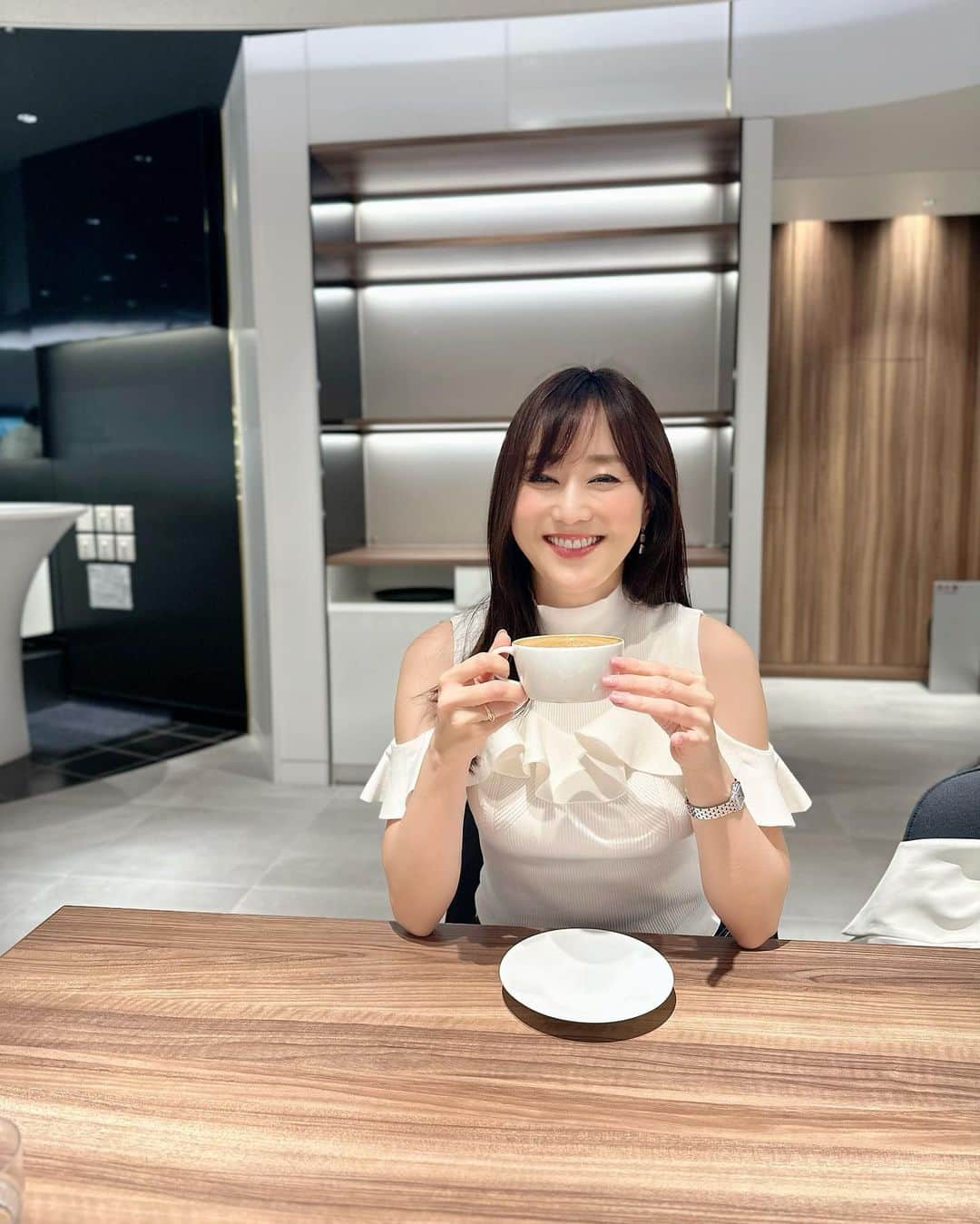 村上麻衣さんのインスタグラム写真 - (村上麻衣Instagram)「銀座のど真ん中に、穴場のランチできるカフェ見つけました☕️  銀座中央通り沿いのヤマハ銀座の2階にあるカフェラウンジです。  「まさかここに？」 の場所なので お客さんも少なく、広々としていて綺麗で、お値段も銀座ど真ん中にしてはお手頃！  時間になるとピアノとドラムの演奏も🎹🎶  また行こうっと♪  📍NOTES BY YAMAHA  ちなみにわたしはピアノを10年習いました。 今はYAMAHA様の「大人のピアノ教室」のポスター、 出させていただいています🩷 グランドピアノを弾くという‥ なかなか緊張するオーディションを受けました😅  #銀座 #銀座ランチ #銀座カフェ #東京ランチ #ginza #tokyo」7月2日 15時37分 - maimaisue