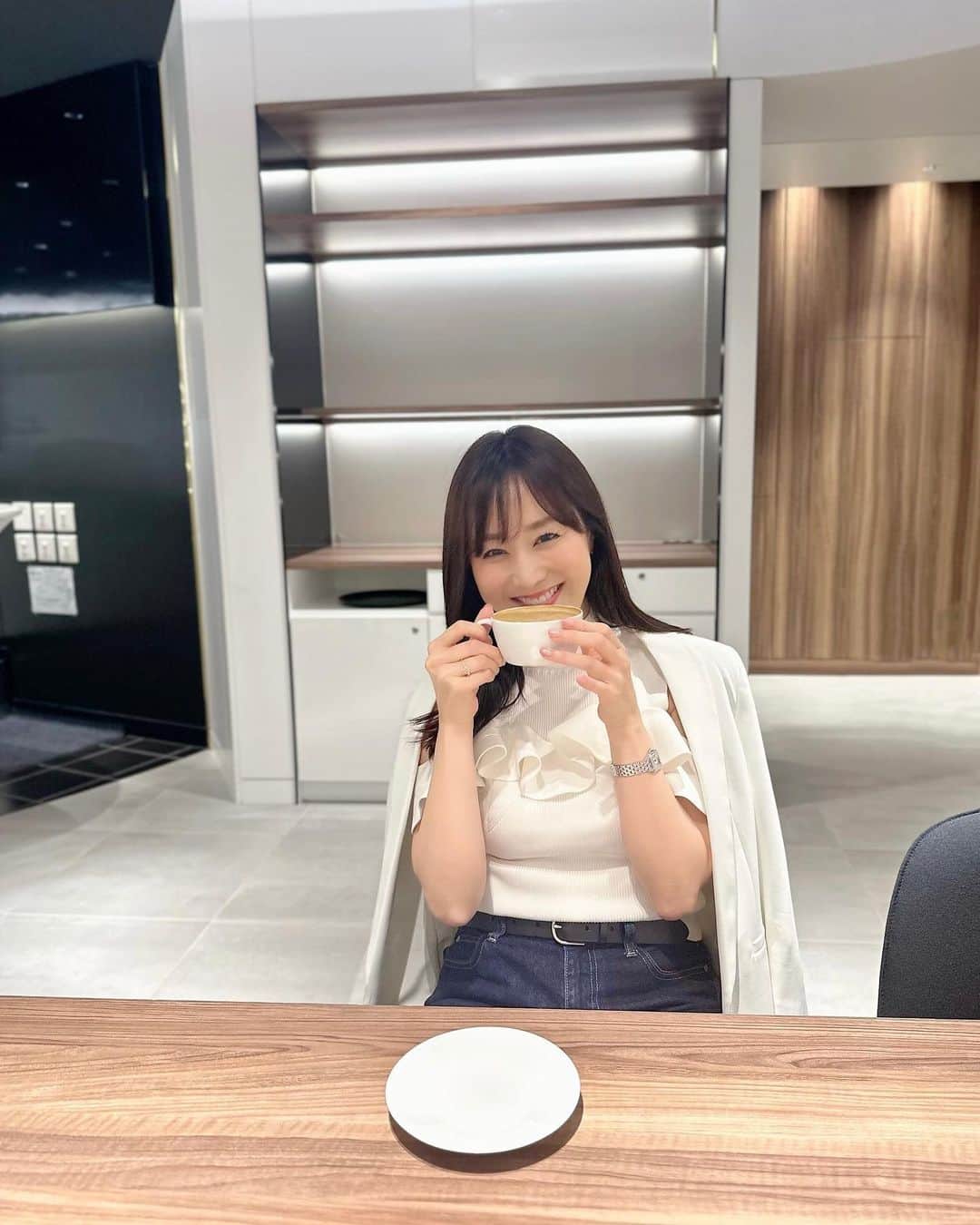 村上麻衣さんのインスタグラム写真 - (村上麻衣Instagram)「銀座のど真ん中に、穴場のランチできるカフェ見つけました☕️  銀座中央通り沿いのヤマハ銀座の2階にあるカフェラウンジです。  「まさかここに？」 の場所なので お客さんも少なく、広々としていて綺麗で、お値段も銀座ど真ん中にしてはお手頃！  時間になるとピアノとドラムの演奏も🎹🎶  また行こうっと♪  📍NOTES BY YAMAHA  ちなみにわたしはピアノを10年習いました。 今はYAMAHA様の「大人のピアノ教室」のポスター、 出させていただいています🩷 グランドピアノを弾くという‥ なかなか緊張するオーディションを受けました😅  #銀座 #銀座ランチ #銀座カフェ #東京ランチ #ginza #tokyo」7月2日 15時37分 - maimaisue