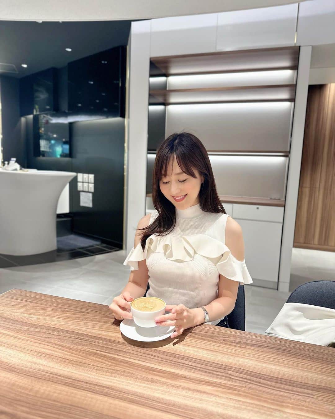 村上麻衣さんのインスタグラム写真 - (村上麻衣Instagram)「銀座のど真ん中に、穴場のランチできるカフェ見つけました☕️  銀座中央通り沿いのヤマハ銀座の2階にあるカフェラウンジです。  「まさかここに？」 の場所なので お客さんも少なく、広々としていて綺麗で、お値段も銀座ど真ん中にしてはお手頃！  時間になるとピアノとドラムの演奏も🎹🎶  また行こうっと♪  📍NOTES BY YAMAHA  ちなみにわたしはピアノを10年習いました。 今はYAMAHA様の「大人のピアノ教室」のポスター、 出させていただいています🩷 グランドピアノを弾くという‥ なかなか緊張するオーディションを受けました😅  #銀座 #銀座ランチ #銀座カフェ #東京ランチ #ginza #tokyo」7月2日 15時37分 - maimaisue