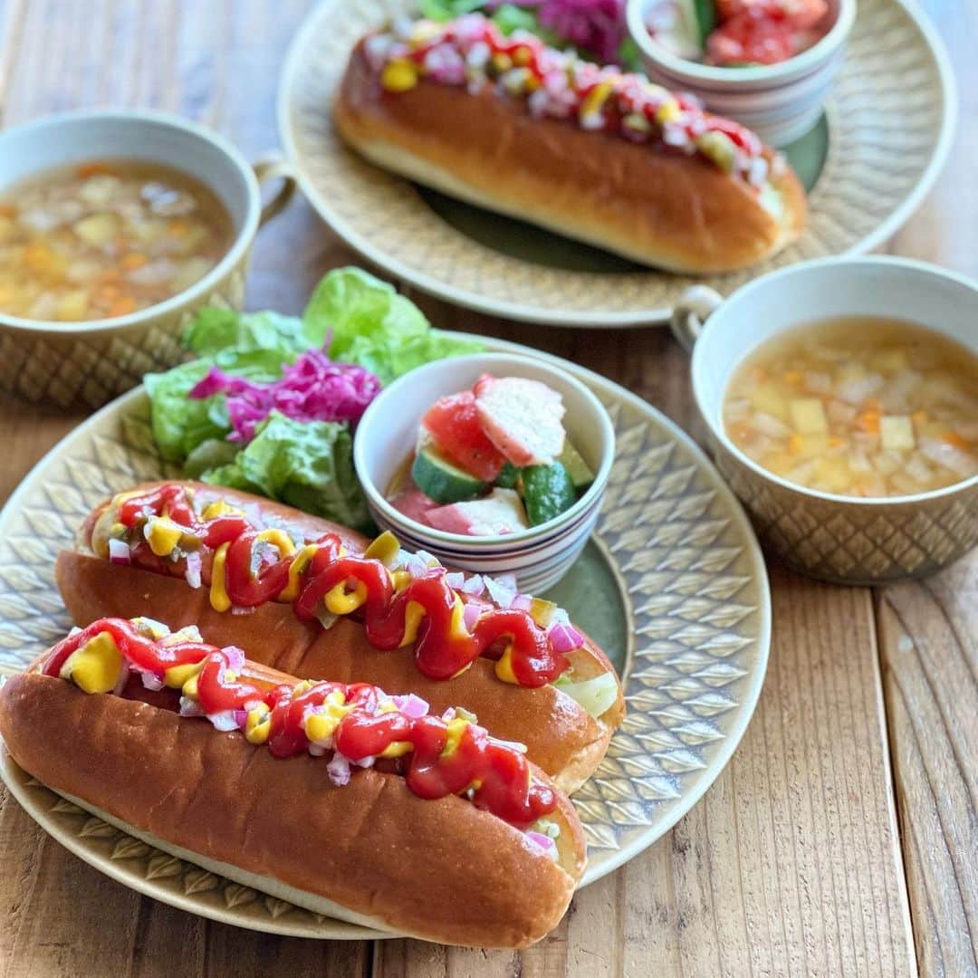 Atsukoのインスタグラム：「今日の朝ごはん 2023.07.02  ホットドッグ 蛸とトマトと胡瓜のマリネ 紫キャベツラペ コンソメスープ  久しぶりにホットドッグ。 チョリソーの下には千切りキャベツのソテーを。 トッピングは紫玉ねぎとハラペーニョを刻んだものを。 辛味沢山で美味しくできた！ パンは買ってきたんだけど、パン自体が甘くて。 やっぱり自分で作った方が美味しいかなぁ。 美味しいパン屋さんが近くにあればいーのに😭」