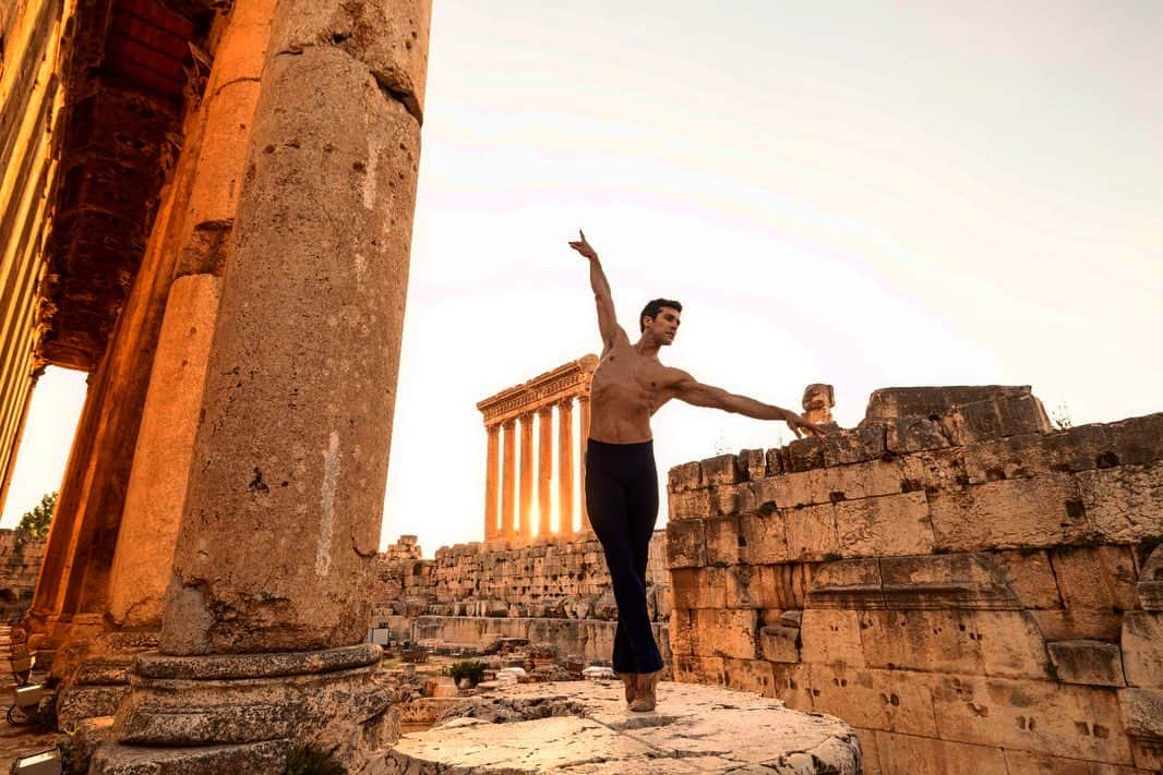 ロベルト・ボッレのインスタグラム：「Thank you @baalbeckfestival for such a memorable experience. I’ll treasure it for the rest of my life. 🌟  Thank you @dancersdiary for the fantastic pictures.  #robertobolleandfriends #bolletour2023  @italyinlebanon @iiclibano @icibeyrouth @thisisbeirutnews」