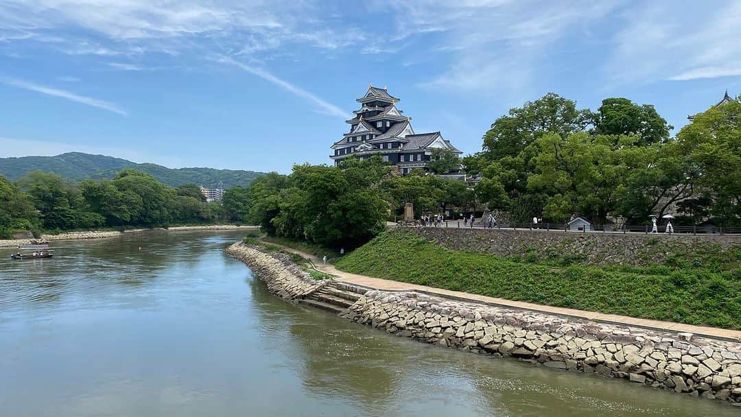 長谷川ヨシテルさんのインスタグラム写真 - (長谷川ヨシテルInstagram)「昨晩は天守閣を貸し切って行われた城プロのオフ会に参加させてもらったんですが、 今日は改めて【#岡山城 】をゆっくり5時間ほどかけて巡ってきました！🏯  リニューアルされた天守の展示も良かったし、二の丸や西の丸などにも新しい案内板がたくさん立っていて、かなり楽しめました〜🥷  #烏城 #岡山県 #岡山市 #石山城」7月2日 15時41分 - yoshiteru_hsgw