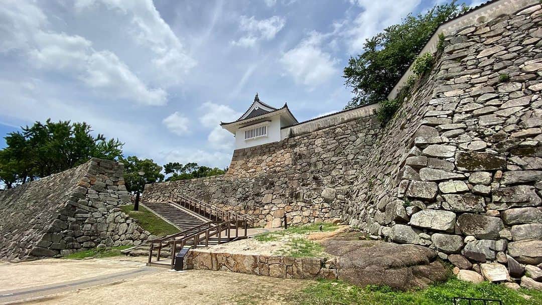 長谷川ヨシテルさんのインスタグラム写真 - (長谷川ヨシテルInstagram)「昨晩は天守閣を貸し切って行われた城プロのオフ会に参加させてもらったんですが、 今日は改めて【#岡山城 】をゆっくり5時間ほどかけて巡ってきました！🏯  リニューアルされた天守の展示も良かったし、二の丸や西の丸などにも新しい案内板がたくさん立っていて、かなり楽しめました〜🥷  #烏城 #岡山県 #岡山市 #石山城」7月2日 15時41分 - yoshiteru_hsgw