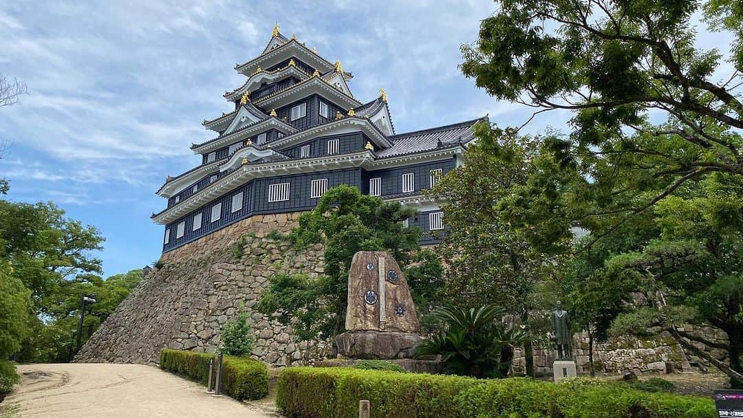 長谷川ヨシテルさんのインスタグラム写真 - (長谷川ヨシテルInstagram)「昨晩は天守閣を貸し切って行われた城プロのオフ会に参加させてもらったんですが、 今日は改めて【#岡山城 】をゆっくり5時間ほどかけて巡ってきました！🏯  リニューアルされた天守の展示も良かったし、二の丸や西の丸などにも新しい案内板がたくさん立っていて、かなり楽しめました〜🥷  #烏城 #岡山県 #岡山市 #石山城」7月2日 15時41分 - yoshiteru_hsgw