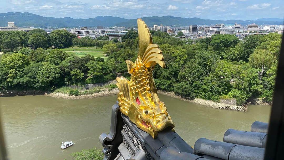 長谷川ヨシテルさんのインスタグラム写真 - (長谷川ヨシテルInstagram)「昨晩は天守閣を貸し切って行われた城プロのオフ会に参加させてもらったんですが、 今日は改めて【#岡山城 】をゆっくり5時間ほどかけて巡ってきました！🏯  リニューアルされた天守の展示も良かったし、二の丸や西の丸などにも新しい案内板がたくさん立っていて、かなり楽しめました〜🥷  #烏城 #岡山県 #岡山市 #石山城」7月2日 15時41分 - yoshiteru_hsgw