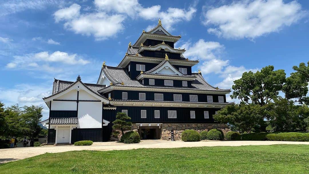 長谷川ヨシテルさんのインスタグラム写真 - (長谷川ヨシテルInstagram)「昨晩は天守閣を貸し切って行われた城プロのオフ会に参加させてもらったんですが、 今日は改めて【#岡山城 】をゆっくり5時間ほどかけて巡ってきました！🏯  リニューアルされた天守の展示も良かったし、二の丸や西の丸などにも新しい案内板がたくさん立っていて、かなり楽しめました〜🥷  #烏城 #岡山県 #岡山市 #石山城」7月2日 15時41分 - yoshiteru_hsgw