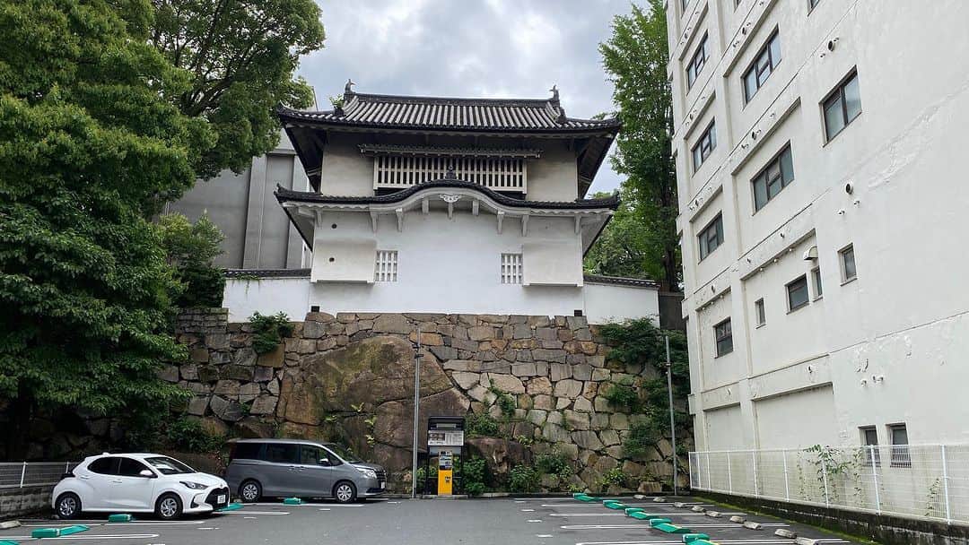 長谷川ヨシテルさんのインスタグラム写真 - (長谷川ヨシテルInstagram)「昨晩は天守閣を貸し切って行われた城プロのオフ会に参加させてもらったんですが、 今日は改めて【#岡山城 】をゆっくり5時間ほどかけて巡ってきました！🏯  リニューアルされた天守の展示も良かったし、二の丸や西の丸などにも新しい案内板がたくさん立っていて、かなり楽しめました〜🥷  #烏城 #岡山県 #岡山市 #石山城」7月2日 15時41分 - yoshiteru_hsgw