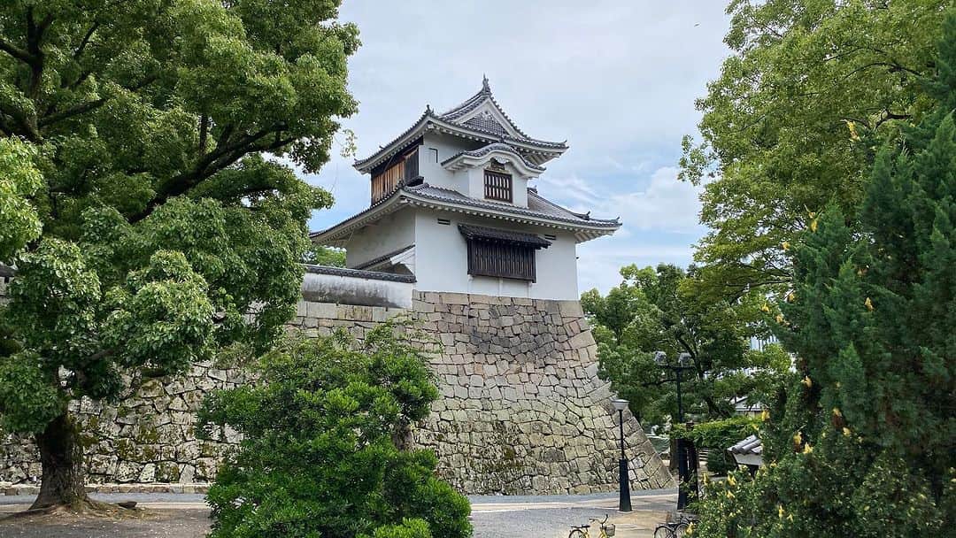 長谷川ヨシテルさんのインスタグラム写真 - (長谷川ヨシテルInstagram)「昨晩は天守閣を貸し切って行われた城プロのオフ会に参加させてもらったんですが、 今日は改めて【#岡山城 】をゆっくり5時間ほどかけて巡ってきました！🏯  リニューアルされた天守の展示も良かったし、二の丸や西の丸などにも新しい案内板がたくさん立っていて、かなり楽しめました〜🥷  #烏城 #岡山県 #岡山市 #石山城」7月2日 15時41分 - yoshiteru_hsgw