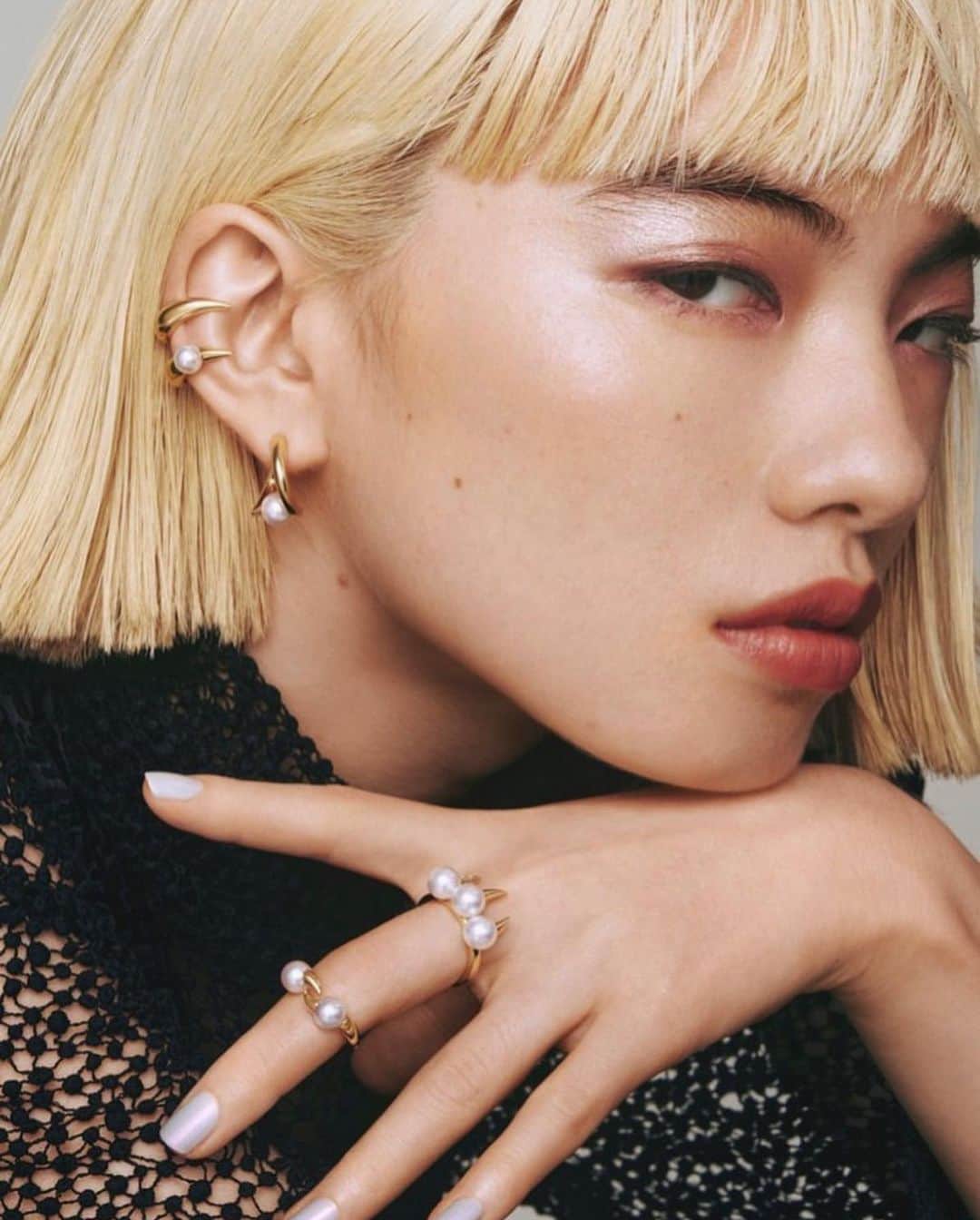アオイヤマダのインスタグラム：「@ellejapan x @tasaki_intl  @shuheiuesugi8  @aoiyamada0624   Photo : KINYA OTA @kinyaota  Styling: SHINICHI MITA  @mitershinichi  Hair : YUSUKE MORIOKA  @pyuuuuuu  Makeup: TAMAYO YAMAMOTO @tamayoyamamoto Nail: AYAKA TANAKA @ayaka__tanaka Realization: SHIHO AMANO @shihoamanda」