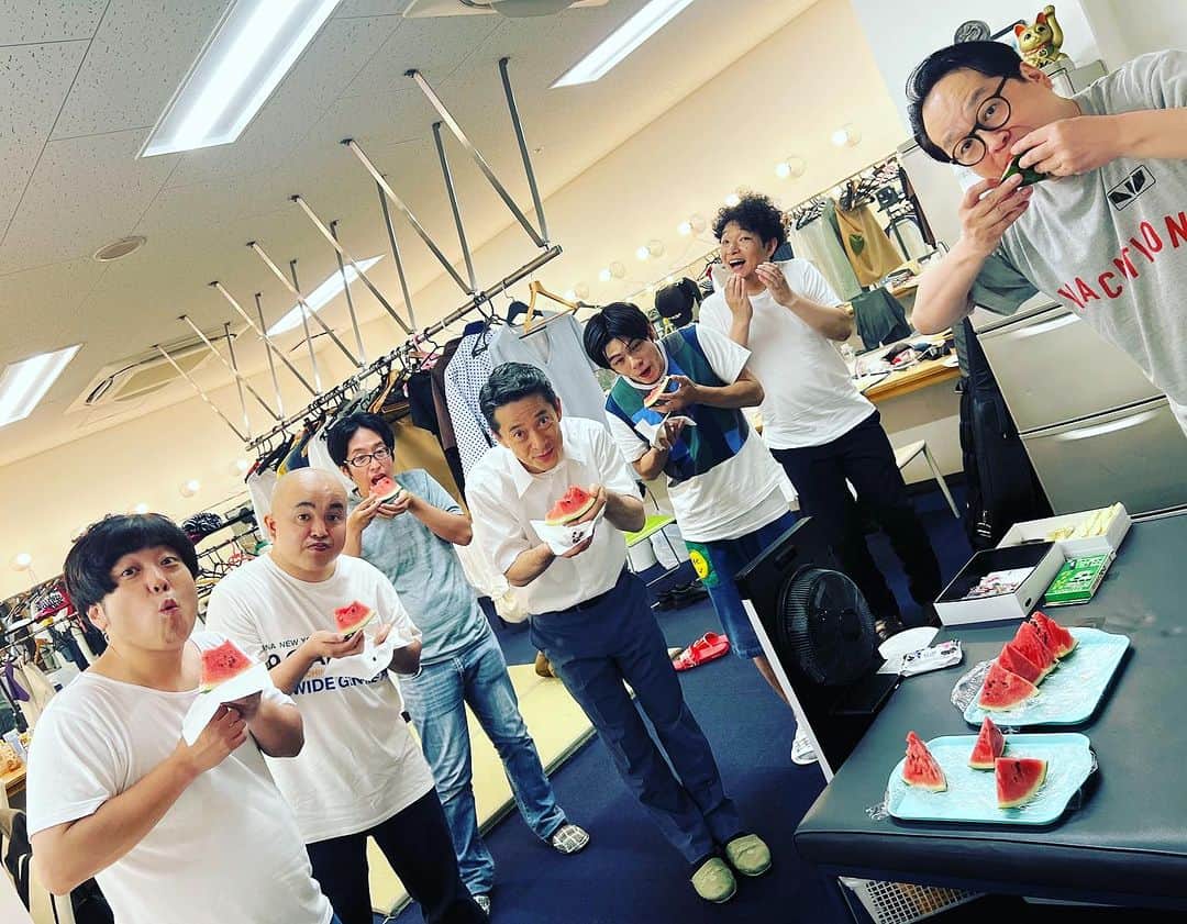 森田まりこのインスタグラム：「並んでスイカ食べてるのかわいかった🍉🍉🍉 ・ ・ #スイカ #すいか🍉  #新喜劇男性楽屋 #大栄スイカ #めちゃくちゃ甘くて #美味しい」
