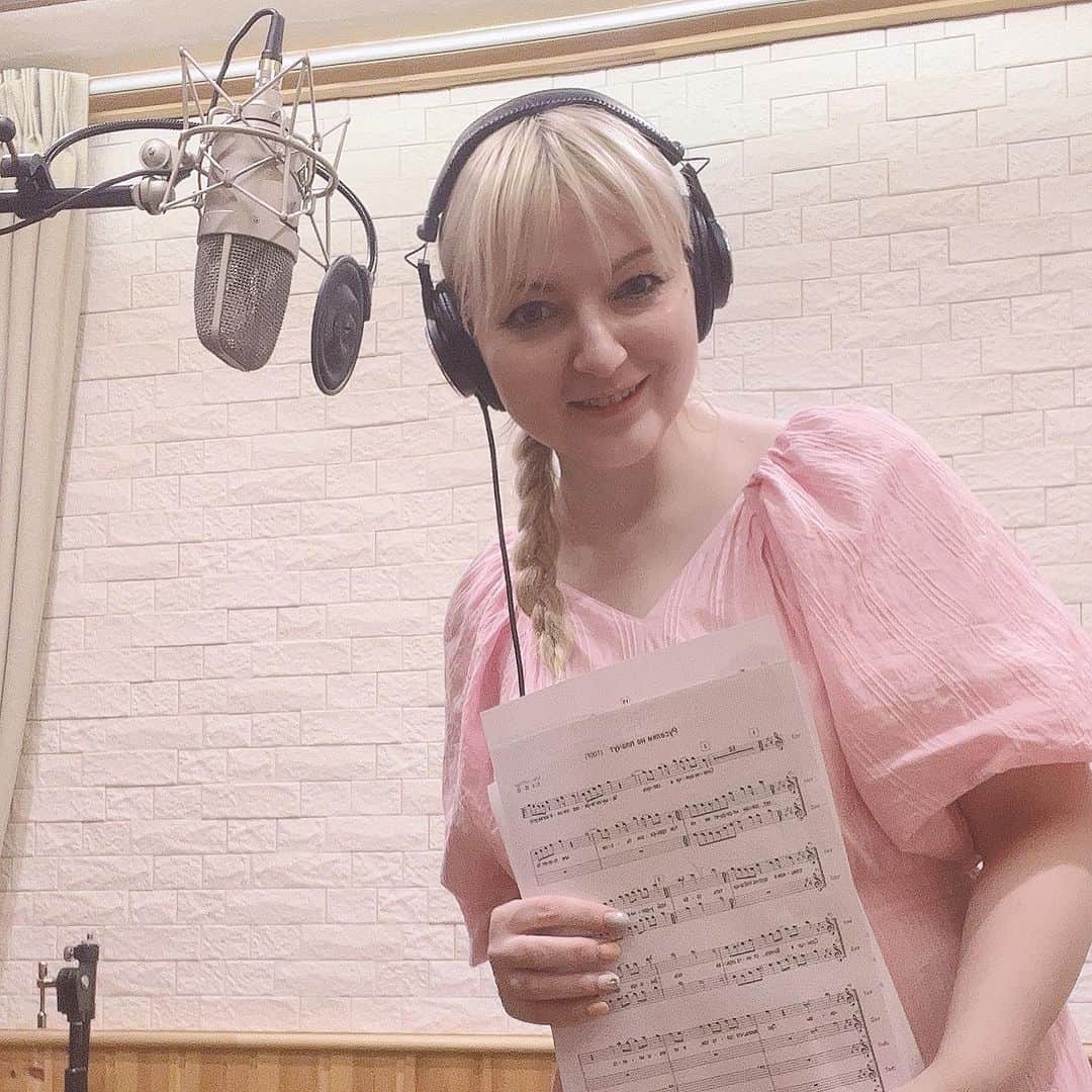 Jenyaのインスタグラム：「長年お世話になっている「love solfege」の歌の収録でした！  また、とっても素敵な曲を歌わせていただきました！🧜‍♀️  まだまだクラファンのジェーニャをプロデュースする枠、1名様限定で空いております⭐️💕  私たちと一緒に音楽を作りませんか？一生の想い出になると思います😘💕 よろしくお願いします！！  https://camp-fire.jp/projects/view/641143  ワンピース　@lily_brown_official #lilybrown   #歌手 #lovesolfege #クラファン #ジェーニャ #声優 #ロシア #収録 #収録スタジオ」