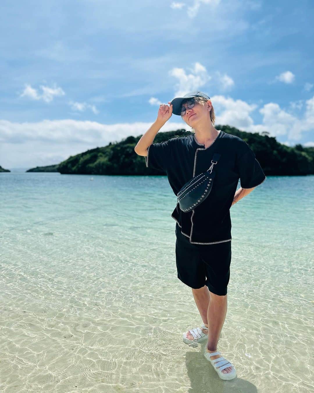 服部武雄のインスタグラム：「夏を先取り石垣島で🌊 石垣公演も無事に終えることが出来ました。応援してくれて、石垣まで来てくれた皆様ありがとうです！  そして今は王ステとビックマウスの稽古に明け暮れている毎日です。 毎日芝居して歌って踊って殺陣して。そんな中打ち合わせとか諸々して、たまに頭パンクして。笑 自分ほんまに不器用だし、容量悪いなぁと思う毎日です。悔しいしムカつく事もいっぱいあるけど、経験経験。全てが自分の力になる。少しずつ慣れてけばいいんやから。と自分に言い聞かせていこっ！style！楽しんでかなきゃ！しんどいのも悔しいのも楽しんでっ！！  あっ、とりあえずビックマウスは最高におもろく刺激的で痺れる1日にするんで！よろしくっ！！  #石垣島 #ポートレート #カメラ #沖縄 #海 #離島 #俳優 #役者 #ポールダンス #舞台」
