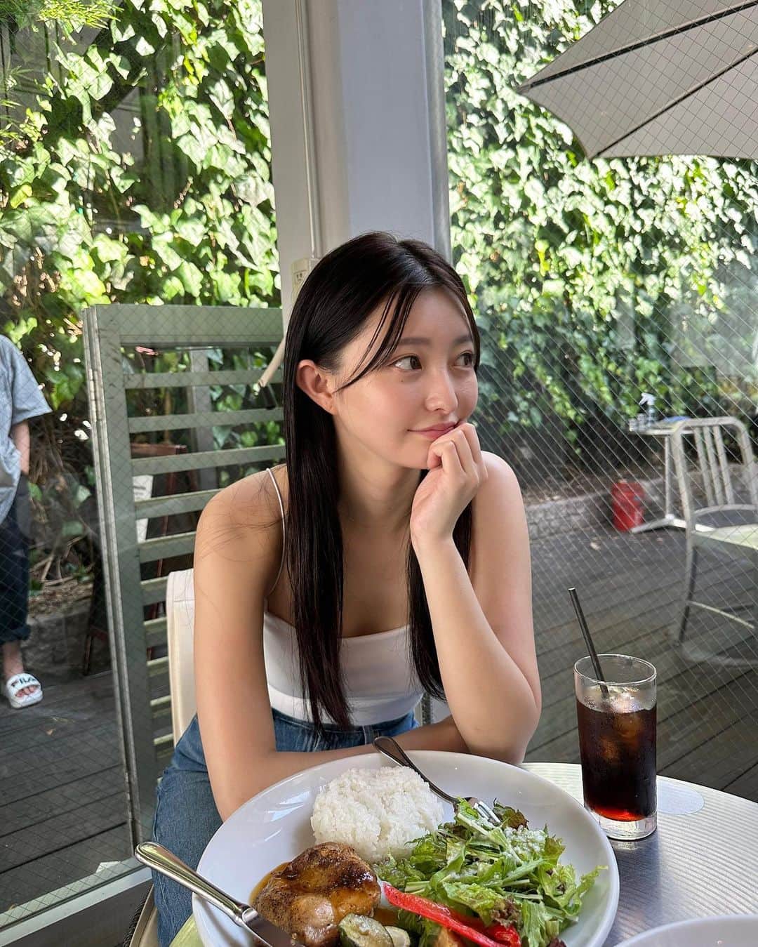 橋本萌花のインスタグラム：「熱中症になりそうなくらい暑い🥵すずしそうな顔してます。」