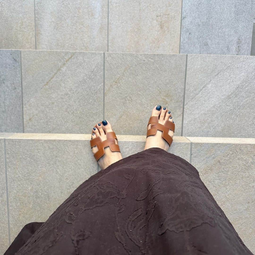 涼佳さんのインスタグラム写真 - (涼佳Instagram)「@hermes ♡  今年も大活躍のサンダル 去年買った始めの頃は靴擦れに悩まされたけど 今年は皮が馴染んで歩きやすくなった◎  黒のワンピースは @searoomlynn_official ♡」7月2日 16時00分 - _ryoka_870