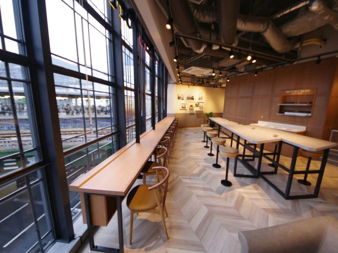 タリーズコーヒーさんのインスタグラム写真 - (タリーズコーヒーInstagram)「お知らせ📣  兵庫県神戸市にある タリーズコーヒー -SELECT- 阪急三宮店 をご紹介します✨   『タリーズコーヒー -SELECT- 』は新しいコンセプトのスタイリッシュでコンパクトなタイプのタリーズコーヒーです。 メニューをセレクトし、フードメニューはデジタルで表示✨フードロスの軽減も！  また、店内からは客席から駅を発着する電車とともに街のパノラマが広がります！ 夜景が特におすすめ✨  皆様のご来店をお待ちしております。  #タリーズ #タリーズコーヒー #タリーズラバーズ ⁡ #兵庫 #兵庫コーヒー #神戸カフェ⁡ #神戸コーヒー #神戸」7月2日 16時00分 - tullyscoffeejapan