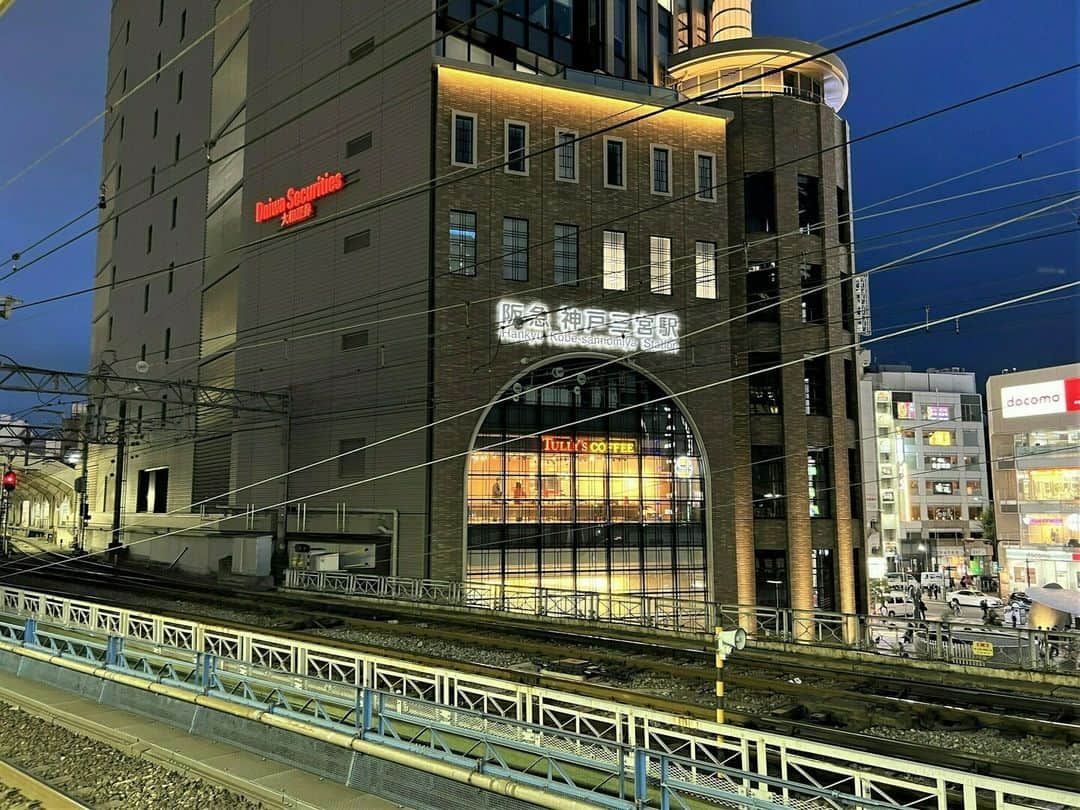 タリーズコーヒーさんのインスタグラム写真 - (タリーズコーヒーInstagram)「お知らせ📣  兵庫県神戸市にある タリーズコーヒー -SELECT- 阪急三宮店 をご紹介します✨   『タリーズコーヒー -SELECT- 』は新しいコンセプトのスタイリッシュでコンパクトなタイプのタリーズコーヒーです。 メニューをセレクトし、フードメニューはデジタルで表示✨フードロスの軽減も！  また、店内からは客席から駅を発着する電車とともに街のパノラマが広がります！ 夜景が特におすすめ✨  皆様のご来店をお待ちしております。  #タリーズ #タリーズコーヒー #タリーズラバーズ ⁡ #兵庫 #兵庫コーヒー #神戸カフェ⁡ #神戸コーヒー #神戸」7月2日 16時00分 - tullyscoffeejapan