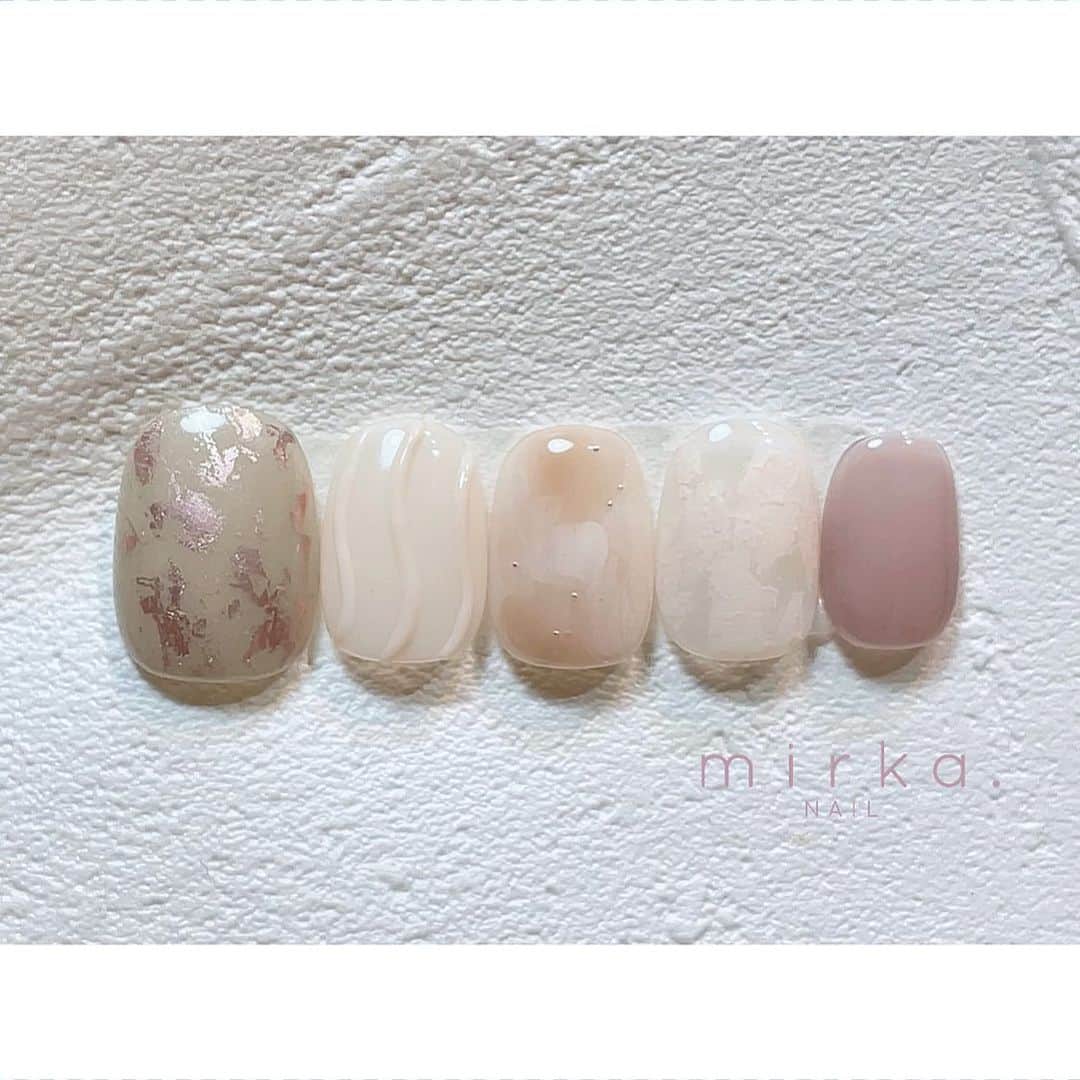 mirka. NAIL(ミルカネイル)のインスタグラム：「⁡ ⁡ ⁡ new !! ⁡ ⁡ ⁡ ⁡ #mirkanailsample ⁡ ………………………………………………………… ⁡ ご予約、お問い合わせは LINE ID⇒ @mirka.nail (@含む)まで。 ⁡ ご新規様はハイライトの「ご案内」と「ご予約方法」を必ずお読みいただいてからご予約くださいますようお願いいたします。 空き状況や詳細はLINEの投稿からご確認ください。 ⁡ ⁡ ⁡ ⁡ #mirkanail#nails#nail#nailart#naildesign #ショートネイル#ネイルアート#ネイルデザイン#ネイル#大人ネイル#シンプルネイル#オフィスネイル#ニュアンスネイル#ナチュラルネイル#カジュアルネイル#ショートネイルデザイン#美甲#夏ネイル#夏ネイル2023 #プライベートサロン#プライベートネイルサロン#東京ネイルサロン#東京ネイル#江東区ネイルサロン#森下#清澄白河 ⁡」