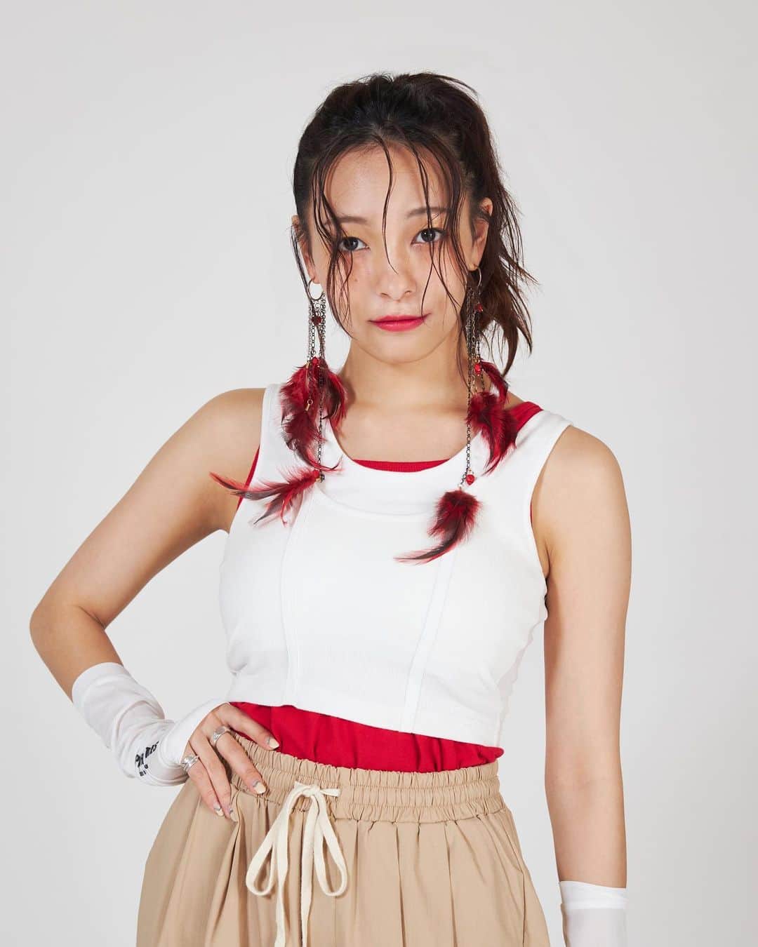 ジェニーのインスタグラム：「【報告】 この度、洋服をプロデュース させて頂きました!!🥳🎉✨  三品目は『バッククロスリブデザイントップス』🥹💕  初めてのザ！レディース商品！！ ちょっと物申したいこともあるから 聞いてえええ！？(　ﾟдﾟ)  1️⃣私はキャミソール大好き人間で 自分のコーデの一部としても普通に インナーとしても愛用してるんだけど  いつも胸元が際どすぎる！！？(　ﾟдﾟ) ワタシハ！見せたくないんじゃ！！？ 胸の保護をしたいんじゃ！！？(　ﾟдﾟ)  2️⃣ということを踏まえて あ、胸元のところを二重にすればいいだ と思い今回のキャミを作ったのー◝︎(´꒳`*)◜︎  3️⃣キャミソールの細い紐は上品で 可愛らしいから残して、シンプルで マットめな生地にしたの！  しっかりガードして、安心感グッッ！⤴︎  4️⃣キャミソールに対してもう一つ 嫌だなぁーと思うことがあって、、 それは「下着っぽいこと」  ストラップっぽく見えるよね(￣∀￣；)  だからそこで！ あえてタンクトップのような デザインにしてみたの！✨  5️⃣ 生地は縦線が入ってるリブになってて 身体のラインをキュッと見せるために 縦線を2本追加してみたなり！  あった方がそのまま着ても 存在感があって可愛いかなと思って！  6️⃣そして極め付けは背中の バッククロス！！ やっぱり背中を見せられる夏は 後ろ姿まで可愛くしなきゃね😎💕  7️⃣最後にこれはカップ付きってこと！ 下着感を出さないデザインに 透けることも気にせずにいられる余裕と安心感  物すっごく大事だと思うの！！！  そんなこだわりを詰めたキャミソールは FRONT ROW by UUUMのサイトにて 7月10日(月)まで受注販売してるよ！ まだまだあるからまた投稿するねー！」