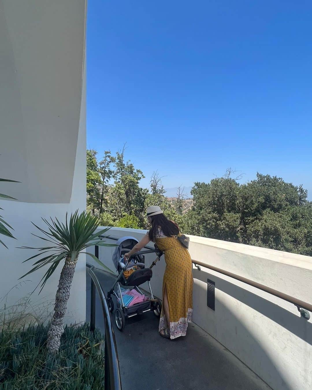 パク・ヒヨンさんのインスタグラム写真 - (パク・ヒヨンInstagram)「#griffithobservatory #firstvisit with Mino 🧡so happy to be with Mino my boy. Very Precious time with him 기타잘켜는 울언니 🥹 도 함께 동행 @lisoguitar」7月2日 16時21分 - heeyounglpga