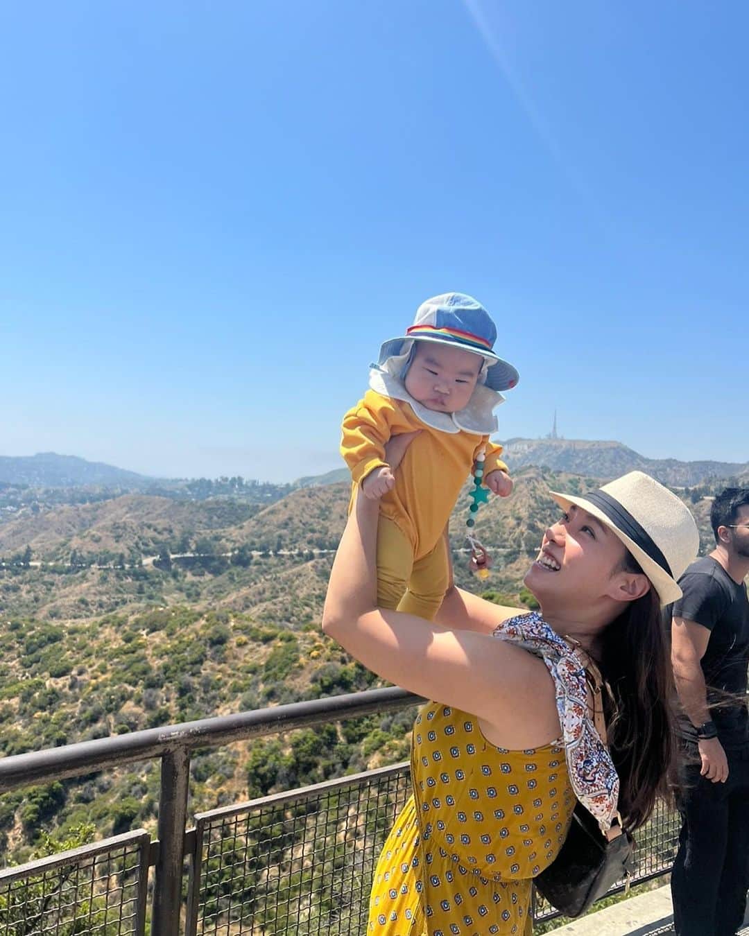 パク・ヒヨンのインスタグラム：「#griffithobservatory #firstvisit with Mino 🧡so happy to be with Mino my boy. Very Precious time with him 기타잘켜는 울언니 🥹 도 함께 동행 @lisoguitar」