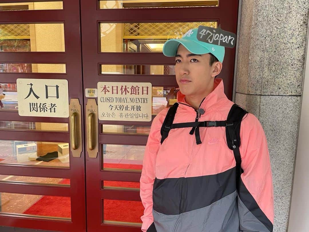 のインスタグラム：「.  間も無く初日開けます！！！ 初日を残念ながら観れない方は今夜6時30分 #ベスコングルメ オンエアを！そして観にいらしてる方は是非録画を！ #川島明 さん& #尾上松也 &そして僕が 銀座の焼肉の名店を目指します！ お楽しみに！！」