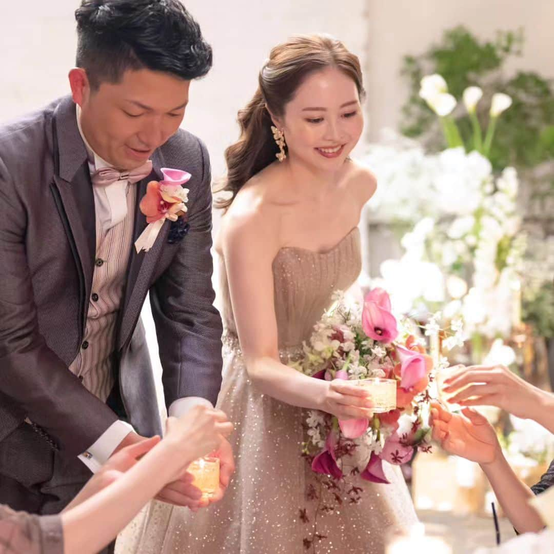 MJQ WEDDINGのインスタグラム：「. 🕯️Candle Ceremony🕯️  お二人の持ったキャンドルの火を テーブルラウンドしながら ゲストの皆様の持つキャンドルへ 点灯していきます✨ さらに、灯されたキャンドルに専用の蓋を被せると お二人のメッセージが浮き出てくる！  このセレモニーではお二人の幸せを ご招待した皆様に運ぶという意味を持ちます。  ゲストの皆様にもたくさんの幸せが訪れますように、、 おふたりからの素敵なサプライズです🕯️  #wedowedding #wedding#fivestarwedding #gardenhils#ガーデンヒルズ迎賓館 #完全貸切#ゲストハウスウェディング #結婚式#結婚式場#式場探し#結婚準備 #宮城#仙台#定禅寺通り#仙台花嫁 #プレ花嫁#卒花嫁#卒花 #2023夏婚#2023秋婚 #披露宴会場#パーティ会場 #ゲストテーブル #入籍しました#結婚しました」