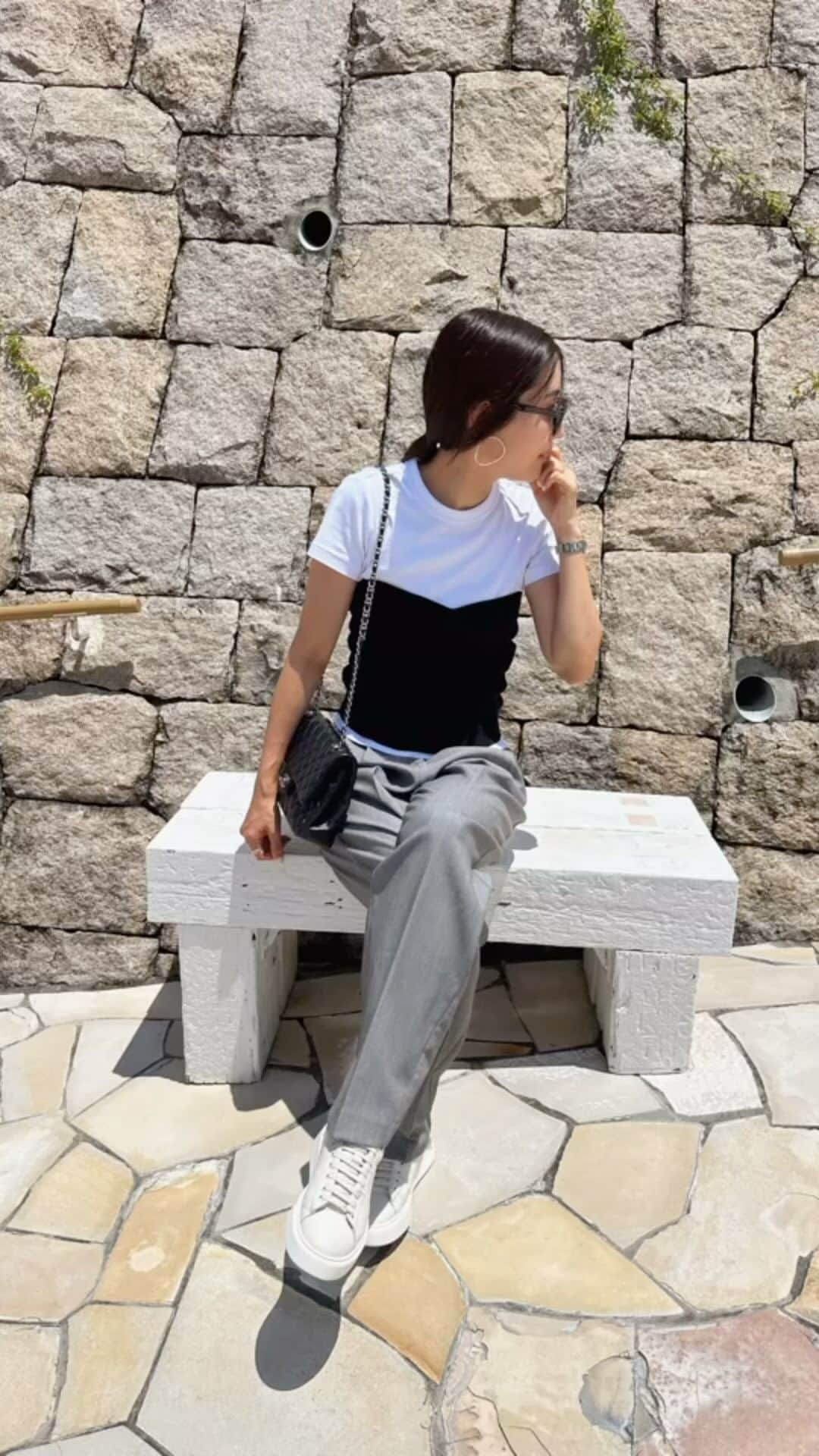 Hiromi Ｍaedaのインスタグラム：「プチプラで見つけたビスチェ  生地感もお値段以上だった！ ストーリーにリンク貼ってます♡☺️  #休日コーデ#ビスチェ#ビスチェコーデ#大人カジュアル#uniqlo#ユニクロ#ella_selectshop_#datesneakers#date#chanelbag#マトラッセ#シンプルコーデ#スニーカーコーデ#デイトスニーカー」
