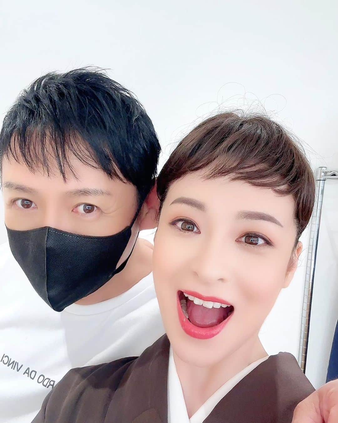 のインスタグラム：「お疲れ様です。 昨日は、檀れいさんとお仕事でした。 檀さんは、舞台続きでお疲れかなぁーと 思いきや元気いっぱい、キラキラかがやいておりました。😊😃 素敵な撮影になりました。  #檀れい  さん #今日も #美しい  #ph下村一喜  さん #hairmake黒田啓蔵  @kazuyoshi_shimomura  @kurodakeizo」