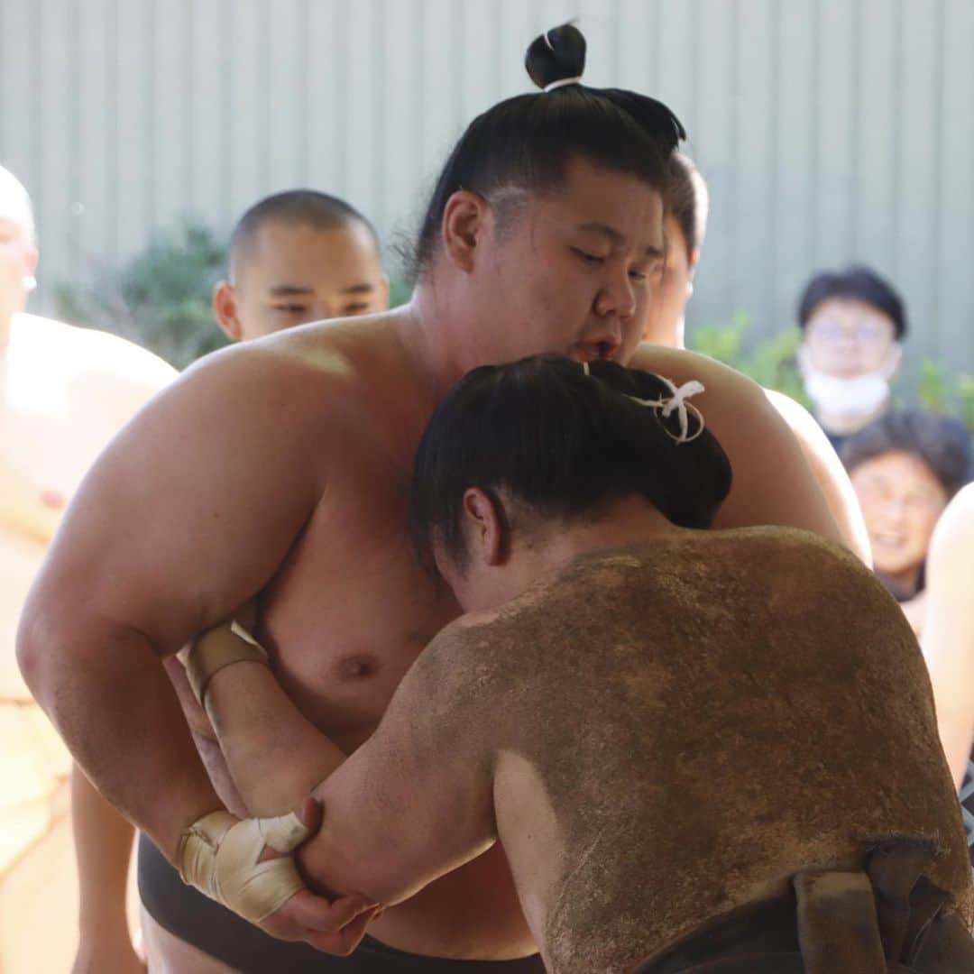 日本相撲協会さんのインスタグラム写真 - (日本相撲協会Instagram)「#高砂部屋 宿舎での稽古です。 師匠は、元関脇#朝赤龍 の#高砂親方 。 幕内の#朝乃山 をはじめ、26人の力士が所属しております。 本日は、#武隈部屋 が出稽古にきており、新入幕の#豪ノ山 も参加しました。  本日の稽古の様子は、日本相撲協会公式Twitter、公式YouTubeでも紹介予定です。 大相撲名古屋場所は、7月9日に初日を迎えます。 是非、会場にお越し下さい！  #sumo #相撲 #力士 #大相撲 #お相撲さん #おすもうさん #sumo #japanphoto #sumowrestlers #japanculture #七月場所 #名古屋場所 #名古屋 #ドルフィンズアリーナ #愛知県体育館 #高砂部屋 #武隈部屋」7月2日 16時31分 - sumokyokai