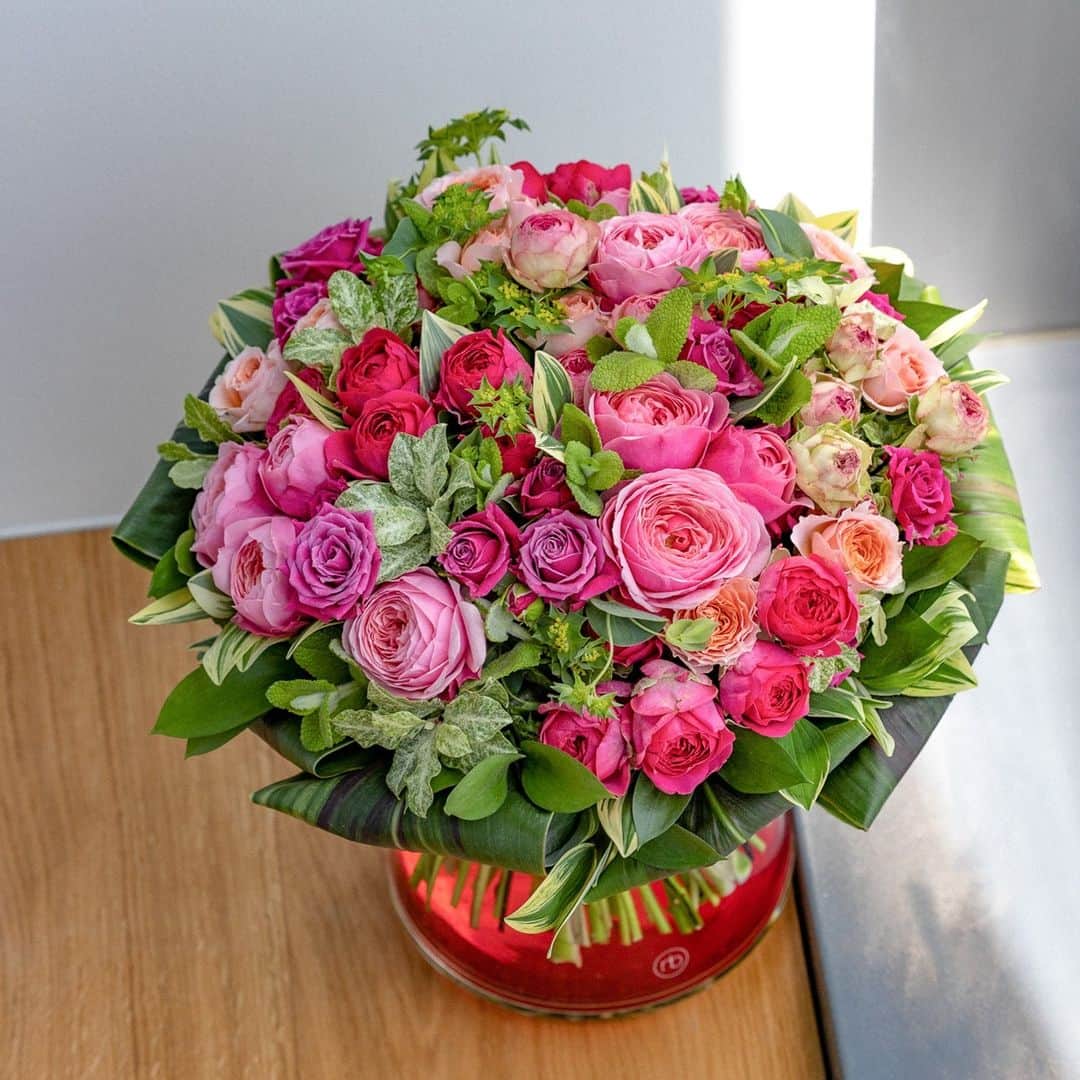 ニコライ・バーグマン・フラワーズ＆デザインさんのインスタグラム写真 - (ニコライ・バーグマン・フラワーズ＆デザインInstagram)「Heavenly pink 💖💐⁠ Roses with various refreshing greens - just imagine the mint smell! 🌿⁠ .⁠ .⁠ .⁠ .⁠ .⁠ #nicolaibergmann #flowerdesign #ニコライバーグマン #フラワーデザイン #니콜라이버그만 #꽃다발 #букетцветов #ramosdeflores #blumenstrauß」7月2日 16時35分 - nicolaibergmann