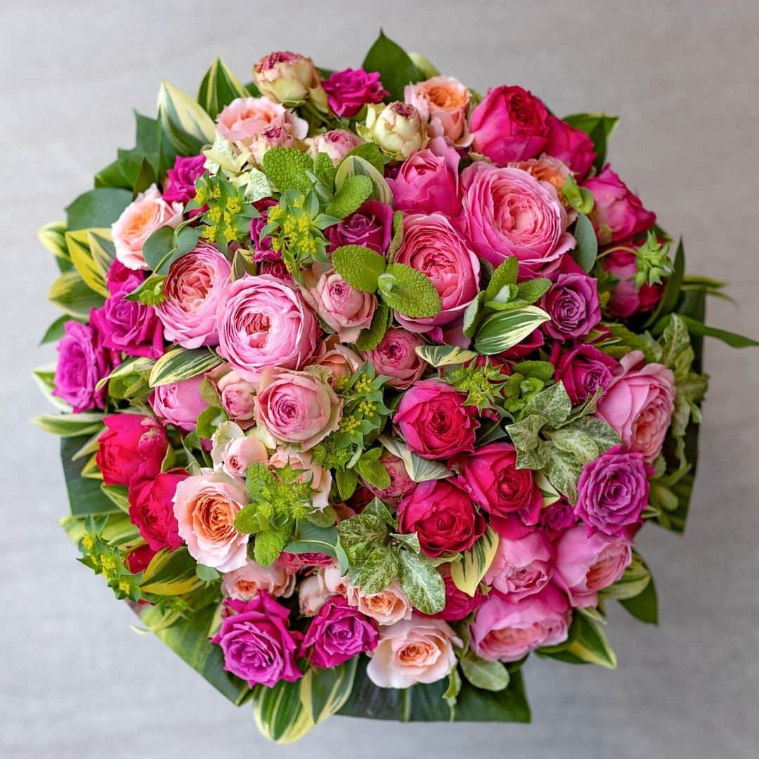 ニコライ・バーグマン・フラワーズ＆デザインさんのインスタグラム写真 - (ニコライ・バーグマン・フラワーズ＆デザインInstagram)「Heavenly pink 💖💐⁠ Roses with various refreshing greens - just imagine the mint smell! 🌿⁠ .⁠ .⁠ .⁠ .⁠ .⁠ #nicolaibergmann #flowerdesign #ニコライバーグマン #フラワーデザイン #니콜라이버그만 #꽃다발 #букетцветов #ramosdeflores #blumenstrauß」7月2日 16時35分 - nicolaibergmann