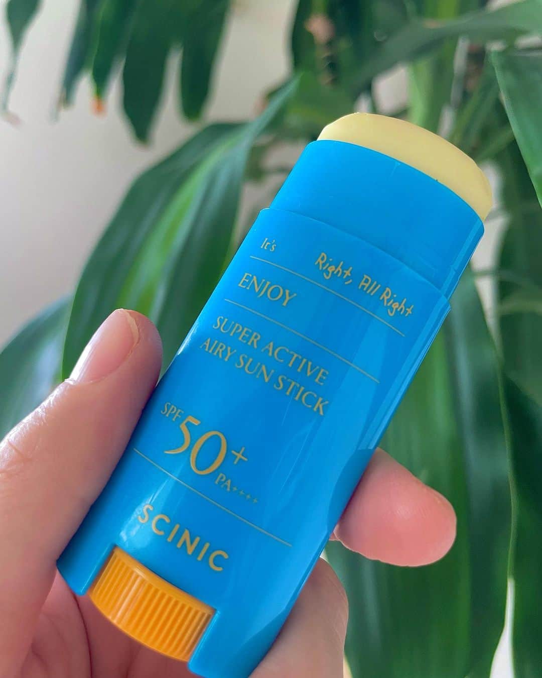 HARUKAさんのインスタグラム写真 - (HARUKAInstagram)「Q0010の人気商品が詰まった MEGA KITで色々使ってみた🩵  私のお気に入りは  ✅SCINIC サイニック エンジョイ スーパー アクティブ エアリー サンスティック SPF50 + PA ++++ 手を汚さず手軽に使えるスティックタイプ 濡れた肌やメイクの上からもOK ベタつきなく軽いつけ心地🏖  今年のはピンクヘアでいくから 肌は白肌キープするつもり✨  ✅Anua 桃70％ナイアシンセラム  も良かったよ🥰 もっちりとしたテキスチャーなのに さらりとした仕上がり そしてなんと言ってもほんのり桃の香りが幸せ🍑  今回試したもの👌✨ ①フレッシュリージュースドビタミンEマスク 15ml ②ストレスリリービングリップアンドアイリムーバーパッド30枚 ③グリッターアイシャドウ 1個 ④オアシススージングマスク 1枚 ⑤エンドラスターティント 1個 ⑥桃70％ナイアシンセラム 30ml ⑦フレッシュクレンジングオイル 20ml ⑧ダイブインマスク 1枚 ⑨5番 白玉グルタチオンC美容液 30ml ⑩サイニック エンジョイ スーパー アクティブ エアリー サンスティック SPF50 + PA ++++ 15g  @qoo10.official でお得なメガポ開催中❣️ メガポタグ付きの商品は【最大20%のポイント還元】 +【最大10%割引】 でとってもお得🙌 7/1(土)0:00~7/7(金)23:59まで♥ 🔺URL🔺 https://special.qoo10.jp/DynamicAD/5298/  #コスメ #メイク #可愛い #美肌  #スキンケア #白肌 #ツヤ肌  #Qoo10MegaKit #Qoo10 #メガポ #PR」7月2日 16時39分 - haruka_o8o4