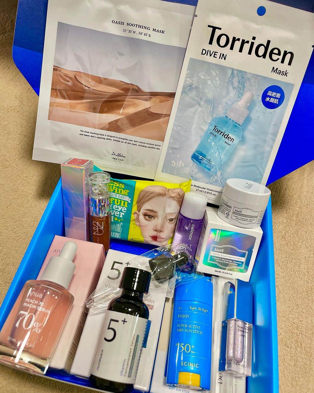 HARUKAさんのインスタグラム写真 - (HARUKAInstagram)「Q0010の人気商品が詰まった MEGA KITで色々使ってみた🩵  私のお気に入りは  ✅SCINIC サイニック エンジョイ スーパー アクティブ エアリー サンスティック SPF50 + PA ++++ 手を汚さず手軽に使えるスティックタイプ 濡れた肌やメイクの上からもOK ベタつきなく軽いつけ心地🏖  今年のはピンクヘアでいくから 肌は白肌キープするつもり✨  ✅Anua 桃70％ナイアシンセラム  も良かったよ🥰 もっちりとしたテキスチャーなのに さらりとした仕上がり そしてなんと言ってもほんのり桃の香りが幸せ🍑  今回試したもの👌✨ ①フレッシュリージュースドビタミンEマスク 15ml ②ストレスリリービングリップアンドアイリムーバーパッド30枚 ③グリッターアイシャドウ 1個 ④オアシススージングマスク 1枚 ⑤エンドラスターティント 1個 ⑥桃70％ナイアシンセラム 30ml ⑦フレッシュクレンジングオイル 20ml ⑧ダイブインマスク 1枚 ⑨5番 白玉グルタチオンC美容液 30ml ⑩サイニック エンジョイ スーパー アクティブ エアリー サンスティック SPF50 + PA ++++ 15g  @qoo10.official でお得なメガポ開催中❣️ メガポタグ付きの商品は【最大20%のポイント還元】 +【最大10%割引】 でとってもお得🙌 7/1(土)0:00~7/7(金)23:59まで♥ 🔺URL🔺 https://special.qoo10.jp/DynamicAD/5298/  #コスメ #メイク #可愛い #美肌  #スキンケア #白肌 #ツヤ肌  #Qoo10MegaKit #Qoo10 #メガポ #PR」7月2日 16時39分 - haruka_o8o4