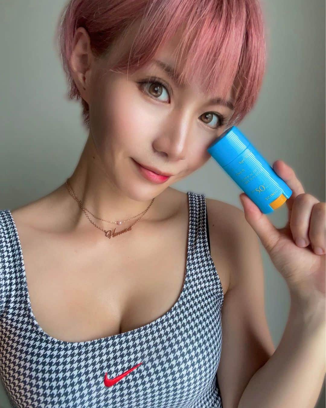 HARUKAのインスタグラム：「Q0010の人気商品が詰まった MEGA KITで色々使ってみた🩵  私のお気に入りは  ✅SCINIC サイニック エンジョイ スーパー アクティブ エアリー サンスティック SPF50 + PA ++++ 手を汚さず手軽に使えるスティックタイプ 濡れた肌やメイクの上からもOK ベタつきなく軽いつけ心地🏖  今年のはピンクヘアでいくから 肌は白肌キープするつもり✨  ✅Anua 桃70％ナイアシンセラム  も良かったよ🥰 もっちりとしたテキスチャーなのに さらりとした仕上がり そしてなんと言ってもほんのり桃の香りが幸せ🍑  今回試したもの👌✨ ①フレッシュリージュースドビタミンEマスク 15ml ②ストレスリリービングリップアンドアイリムーバーパッド30枚 ③グリッターアイシャドウ 1個 ④オアシススージングマスク 1枚 ⑤エンドラスターティント 1個 ⑥桃70％ナイアシンセラム 30ml ⑦フレッシュクレンジングオイル 20ml ⑧ダイブインマスク 1枚 ⑨5番 白玉グルタチオンC美容液 30ml ⑩サイニック エンジョイ スーパー アクティブ エアリー サンスティック SPF50 + PA ++++ 15g  @qoo10.official でお得なメガポ開催中❣️ メガポタグ付きの商品は【最大20%のポイント還元】 +【最大10%割引】 でとってもお得🙌 7/1(土)0:00~7/7(金)23:59まで♥ 🔺URL🔺 https://special.qoo10.jp/DynamicAD/5298/  #コスメ #メイク #可愛い #美肌  #スキンケア #白肌 #ツヤ肌  #Qoo10MegaKit #Qoo10 #メガポ #PR」