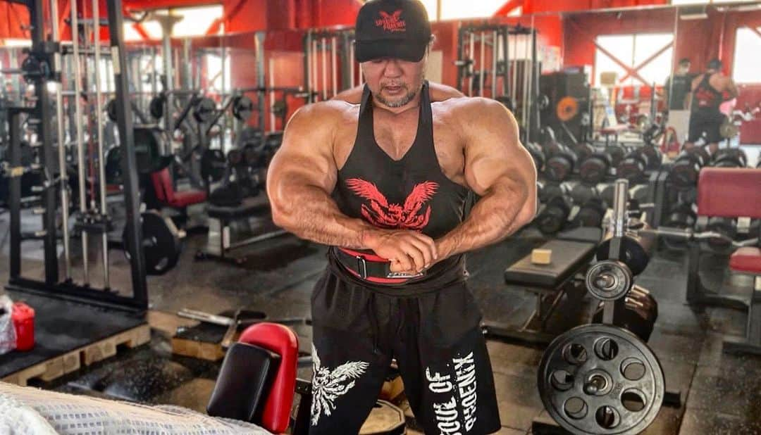 鈴木克彰のインスタグラム：「2023/7/2 Ultimate bulk up season🔥Bulk Up 70%🔥  予定通り〜パフォーマンス＆サイズを増やして来れました。 7月からバルクアップ後半マス期に入るので今月が1番サイズを増やす時です。摂取カロリーもかなり上げて行くので大変ですが〜目標に向かい引き上げて行くよー💪😊👍  ✨2023/10/15 THE ROAD TO IFBB ELITE PRO WORLD CHAMPIONSHIPS🔥ARNOLD CLASSIC EUROPA 🇪🇸  ✨2023/11/17〜19 THE ROAD TO IFBB ELITE PRO WORLD CHAMPIONSHIPS🇵🇹 Portugal✨  #百戦錬磨 #歴30年は伊達じゃ無い  #世界制覇 #大胸筋 #ポージング  #大胸筋トレ   #ifbbnationalchamp  #ifbb #ifbbelitepro #ifbbエリートプロ   #ボディビル #bodybuilding #workout #muscle #training #phsique #エンサヨジャパン #エンサヨ #ファインラボ #ファインラボフィット #サプリメント #ワークアウト #ダイエット #diet #筋トレ  #ボディビルダー  #ifbbfamily #arnoldclassiceurope」