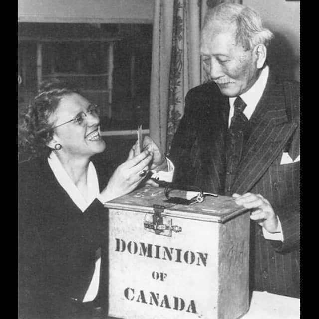 アラーナ・イップのインスタグラム：「Canada Day holds another meaning for my family. 100 years ago on July 1, 1923, the Chinese Exclusion Act was passed into law in Canada. This Act restricted Chinese people from emigrating to Canada and removed many rights of those who had already settled. For many years the Chinese Canadian community referred to July 1 as “Humiliation Day”. The law was finally repealed in 1947.   I am proud to be descended from two pioneers of the Chinese Canadian community who fought this racism all their lives.   The first is Won Alexander Cumyow, the first Canadian born Chinese person. He is pictured here voting in the 1949 federal election, the first one Chinese people were allowed to vote in. The second is Yip Sang, a prominent businessman in a time where Chinese people were discriminated against heavily.   I am proud to be Canadian, and it’s important to me to remember our history so we can move towards being a more open, equal, and accepting society.   #canada #canadaday #chinesecanadian」